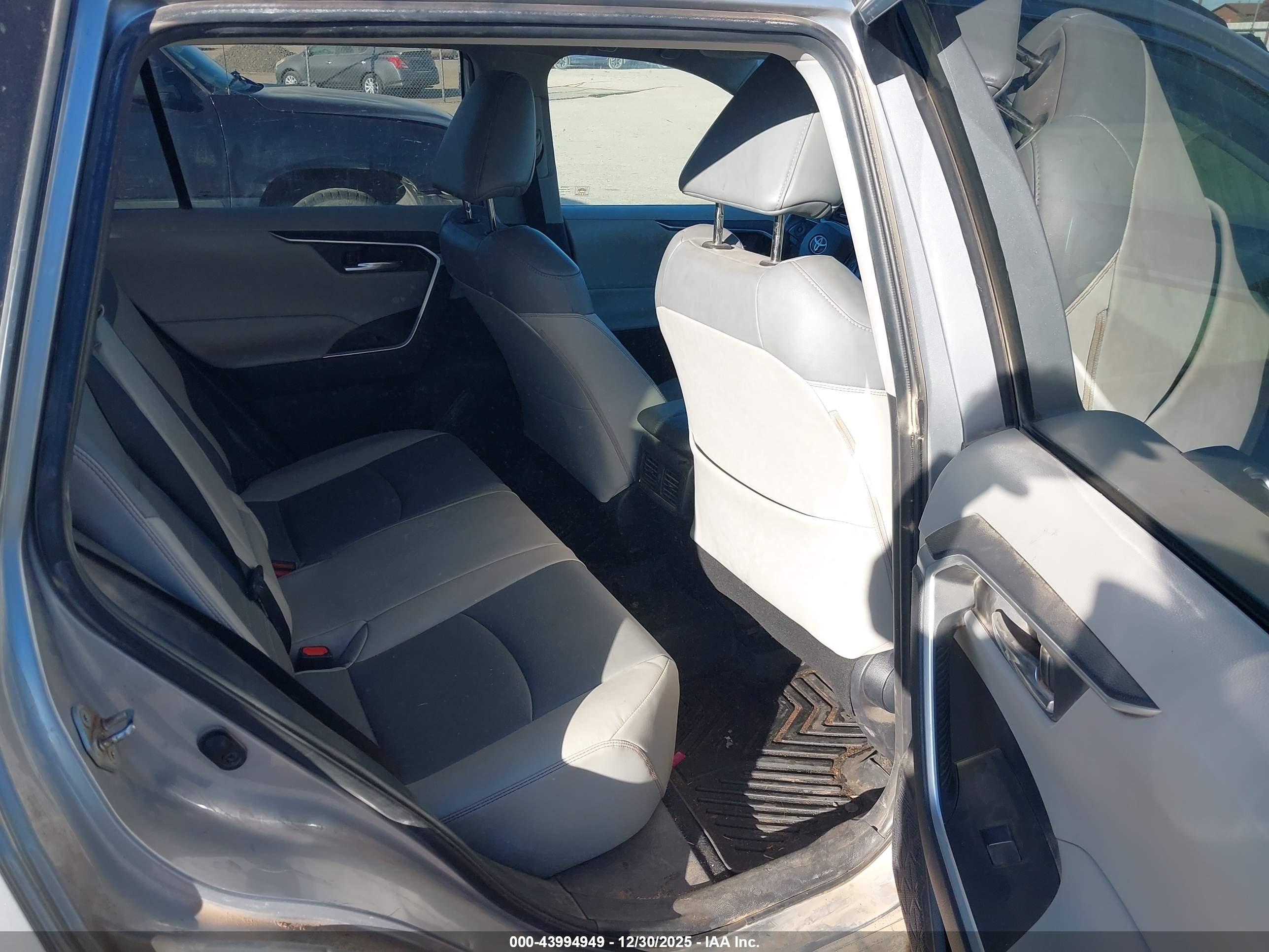 TOYOTA RAV4 image 8