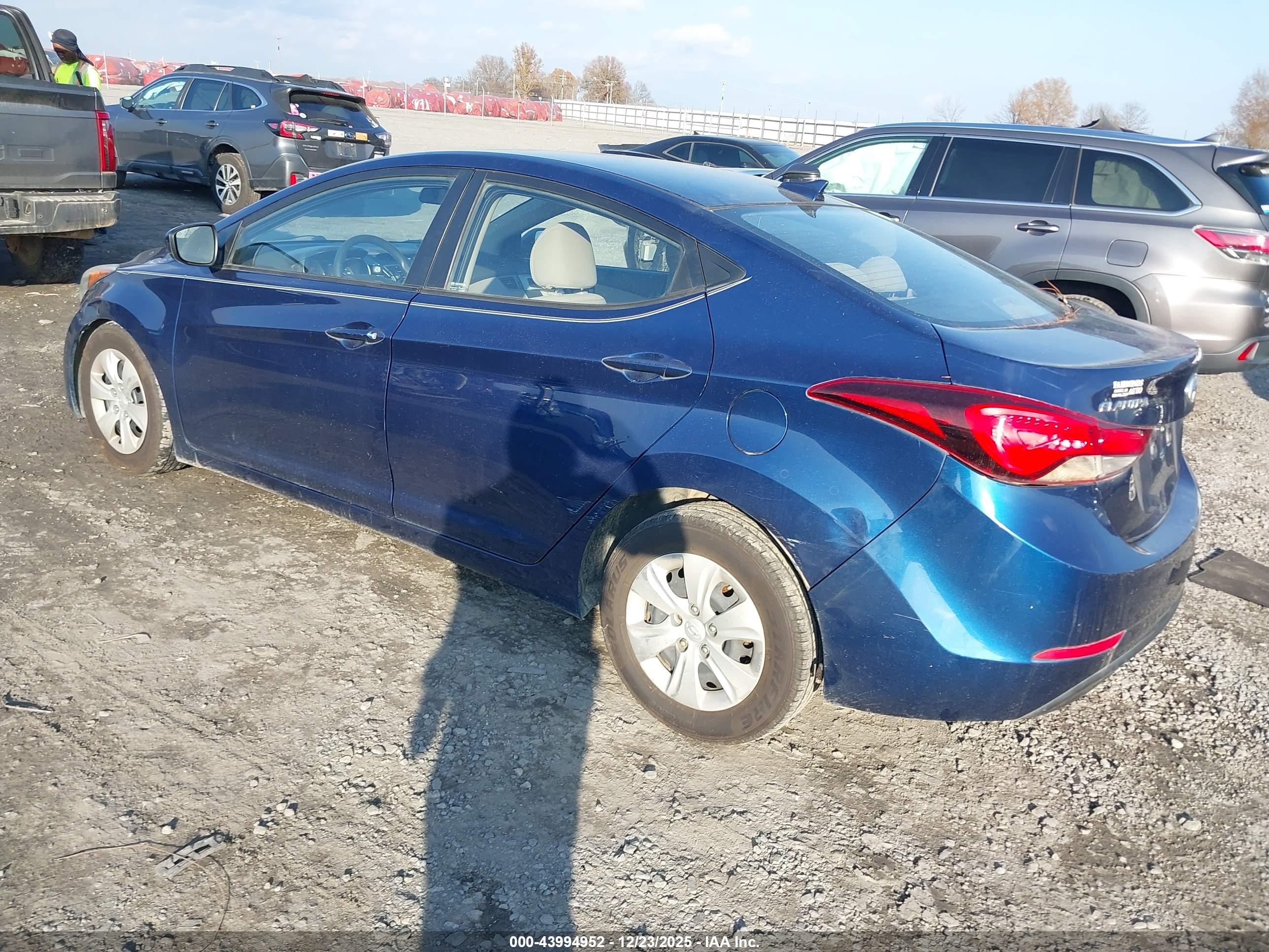 HYUNDAI ELANTRA image 3