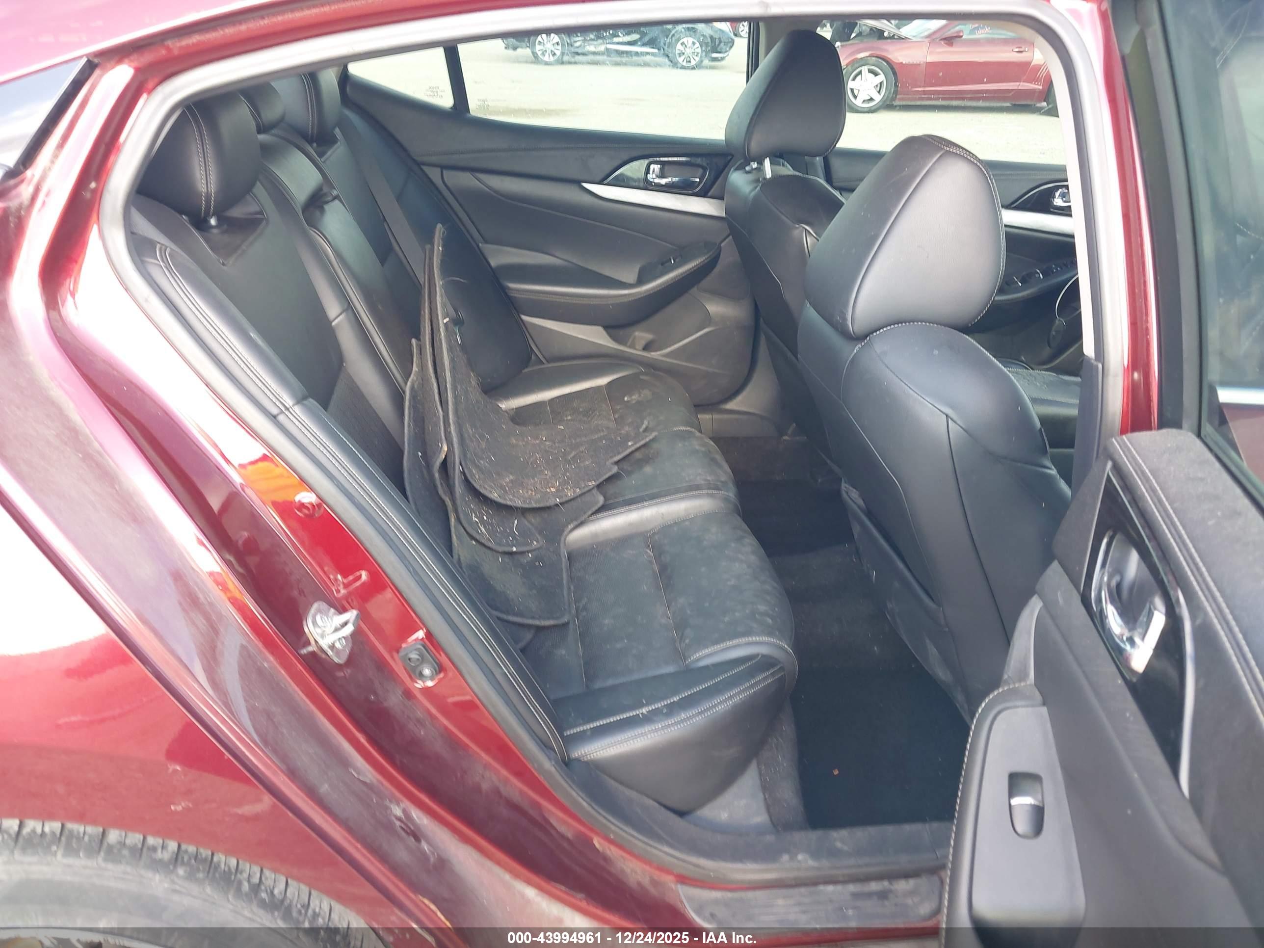 NISSAN MAXIMA image 8