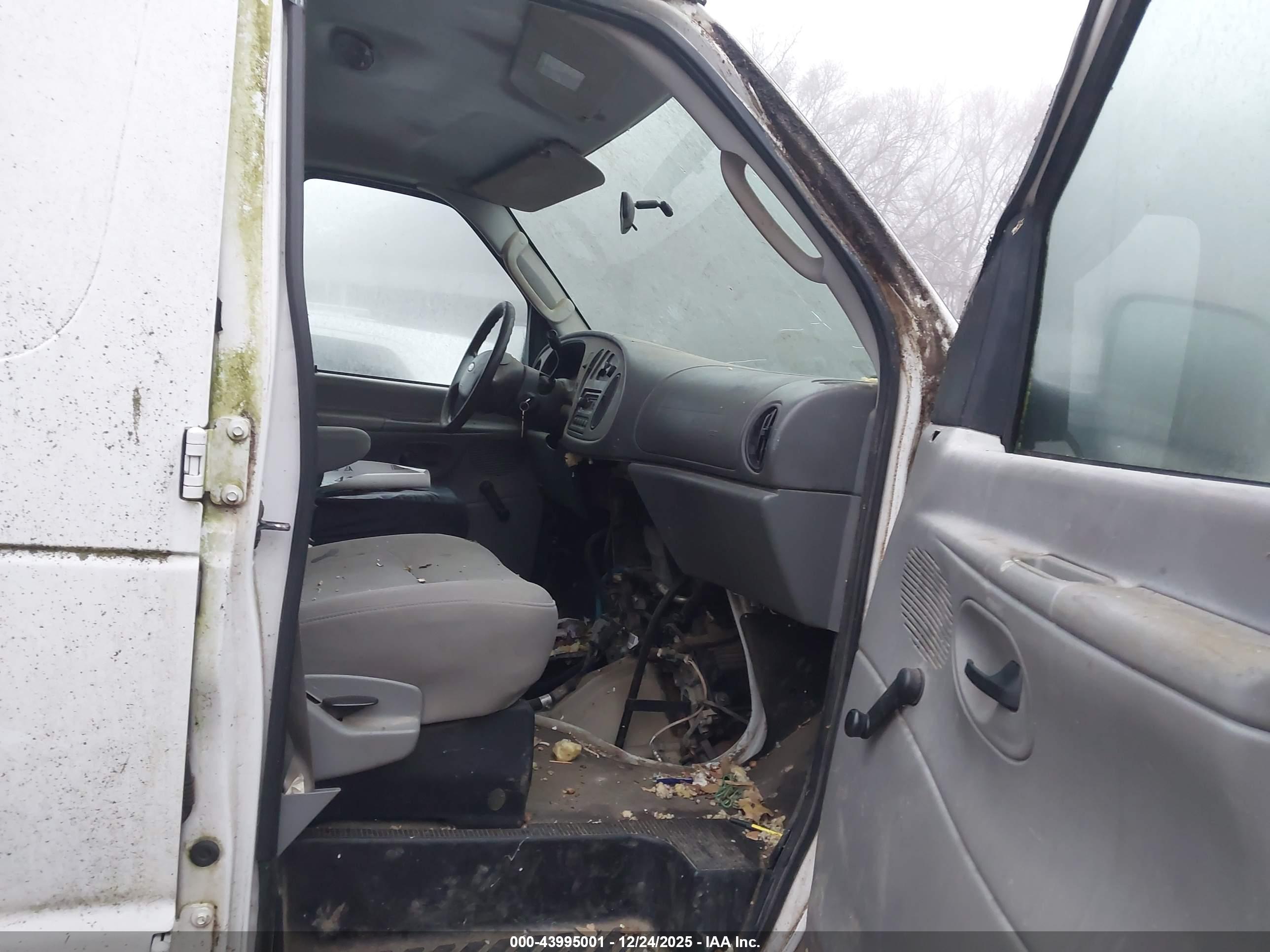 FORD E-150 image 5