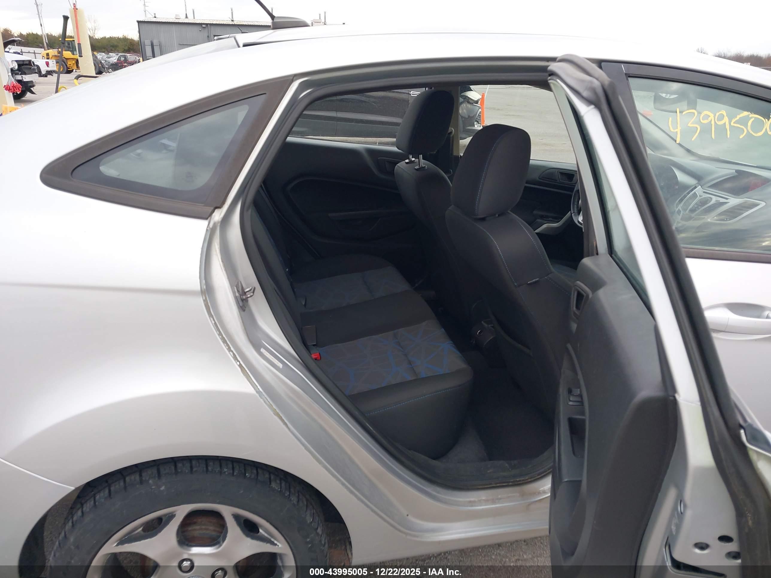 FORD FIESTA image 8