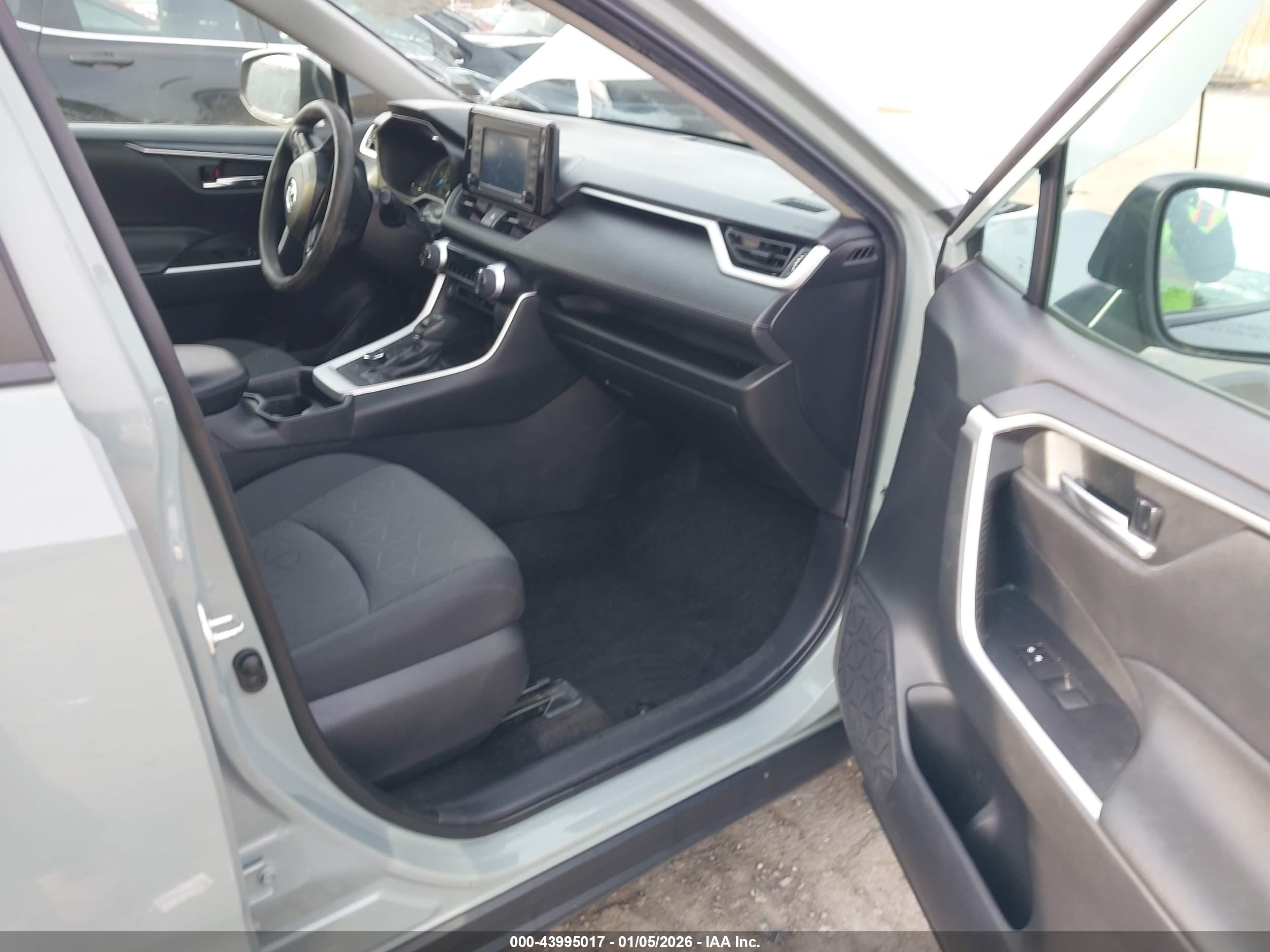TOYOTA RAV4 image 5
