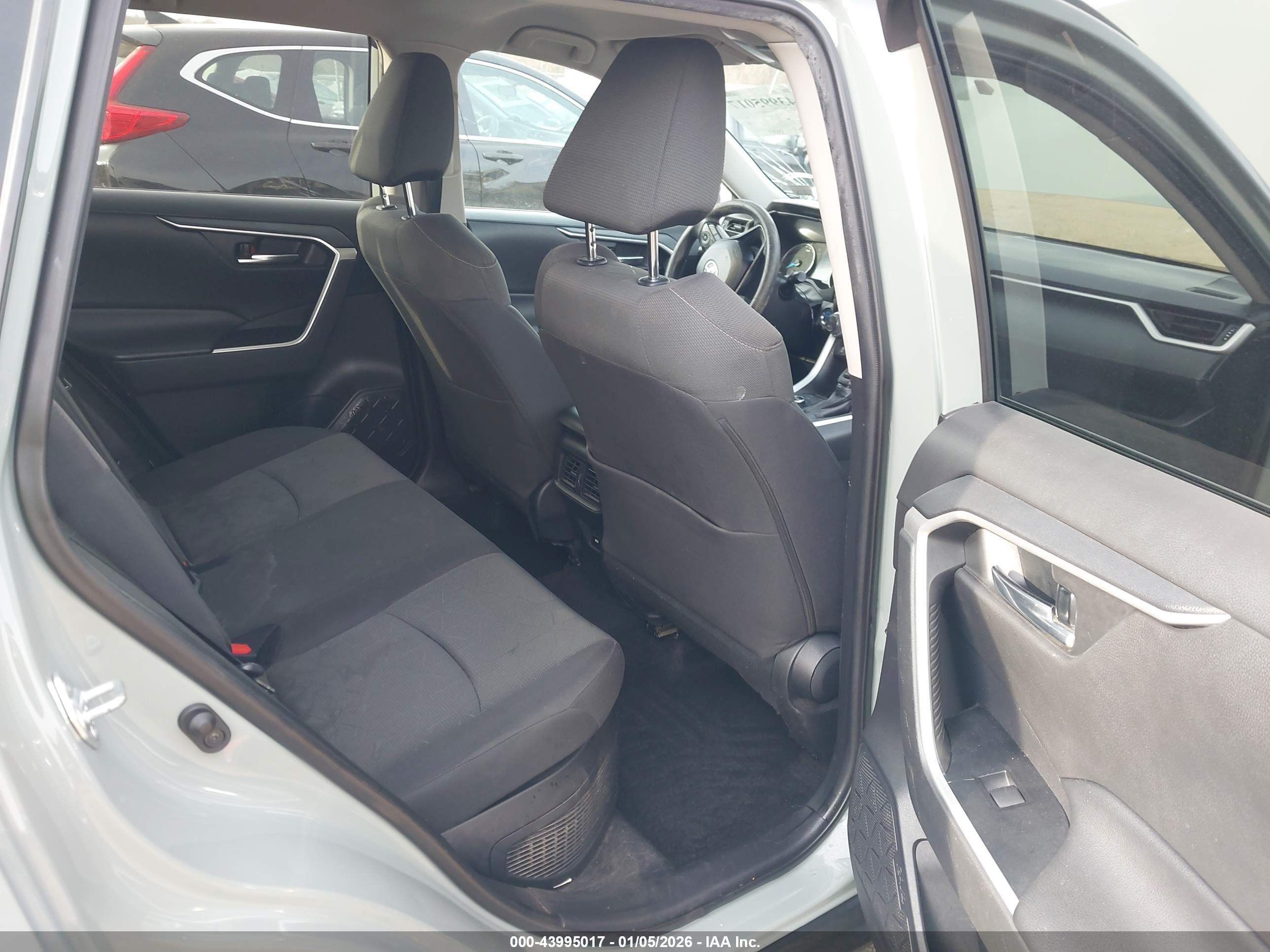 TOYOTA RAV4 image 8