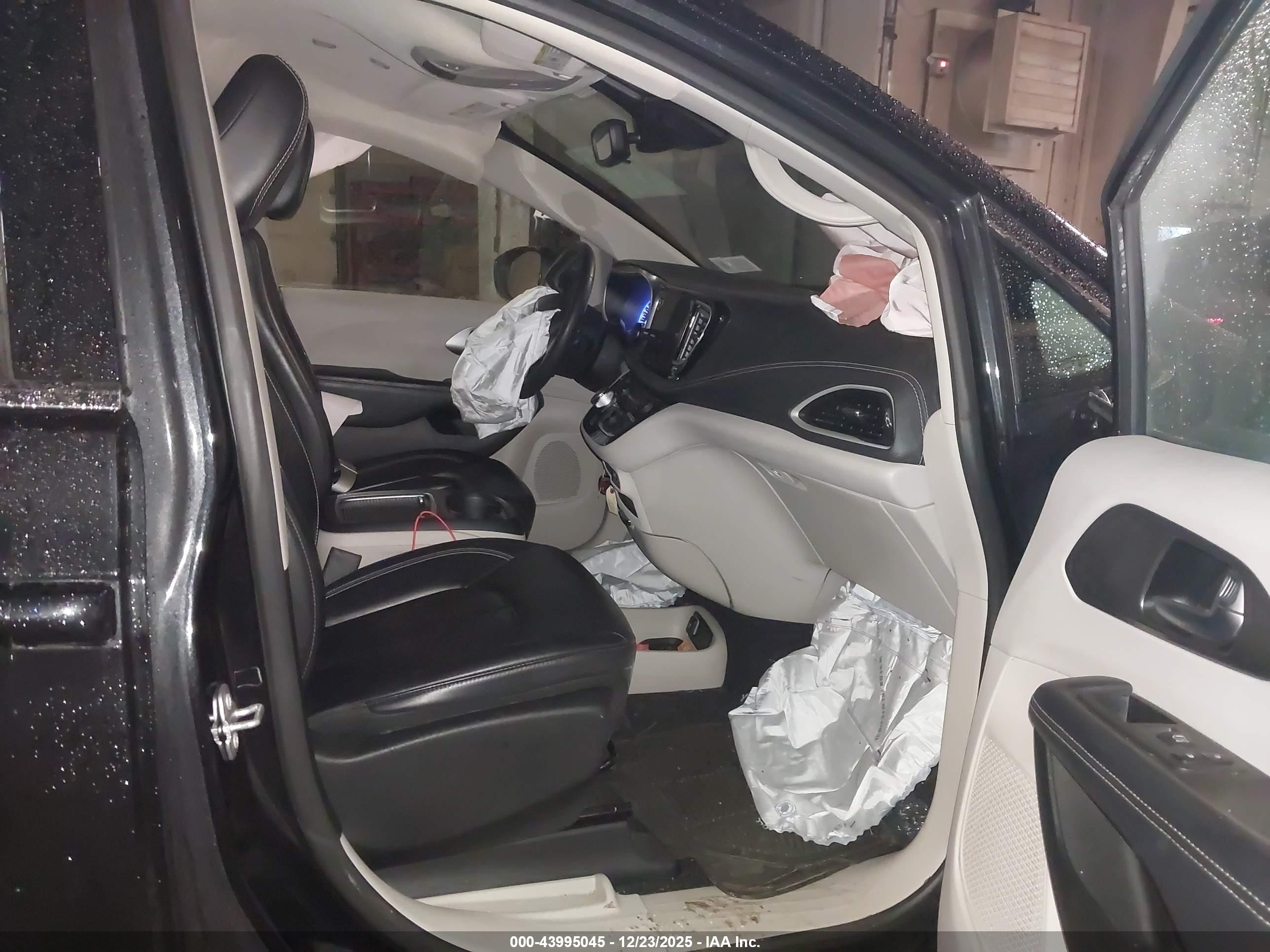 CHRYSLER PACIFICA image 5