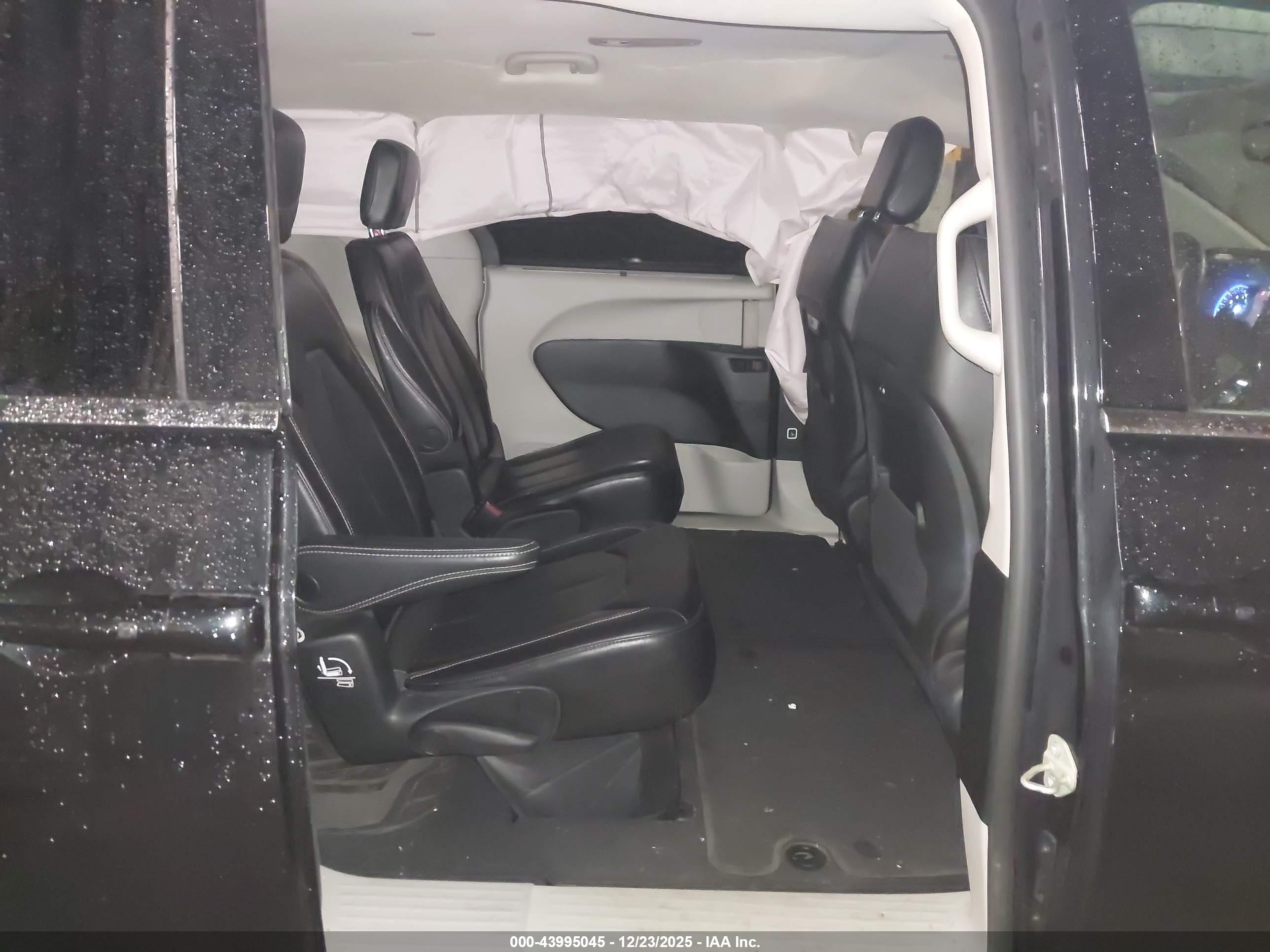 CHRYSLER PACIFICA image 8