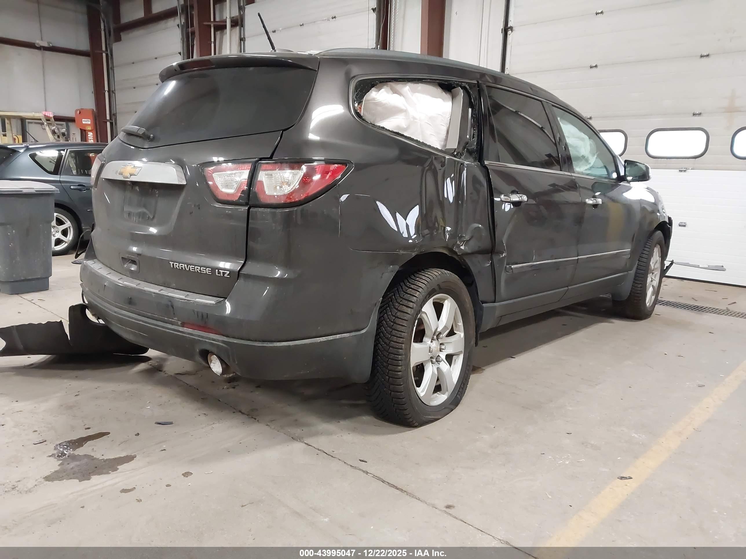 CHEVROLET TRAVERSE image 4