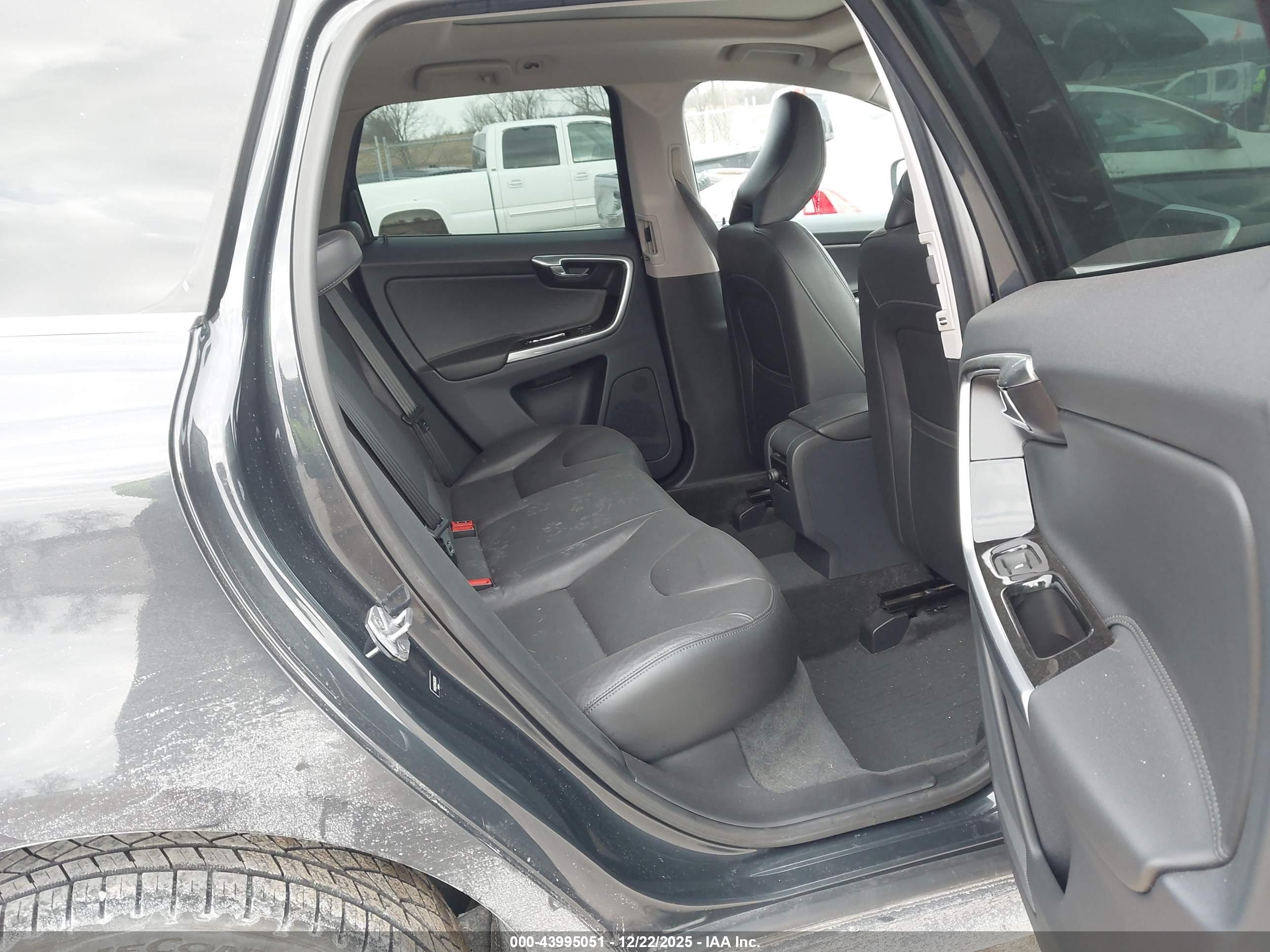 VOLVO XC60 image 8