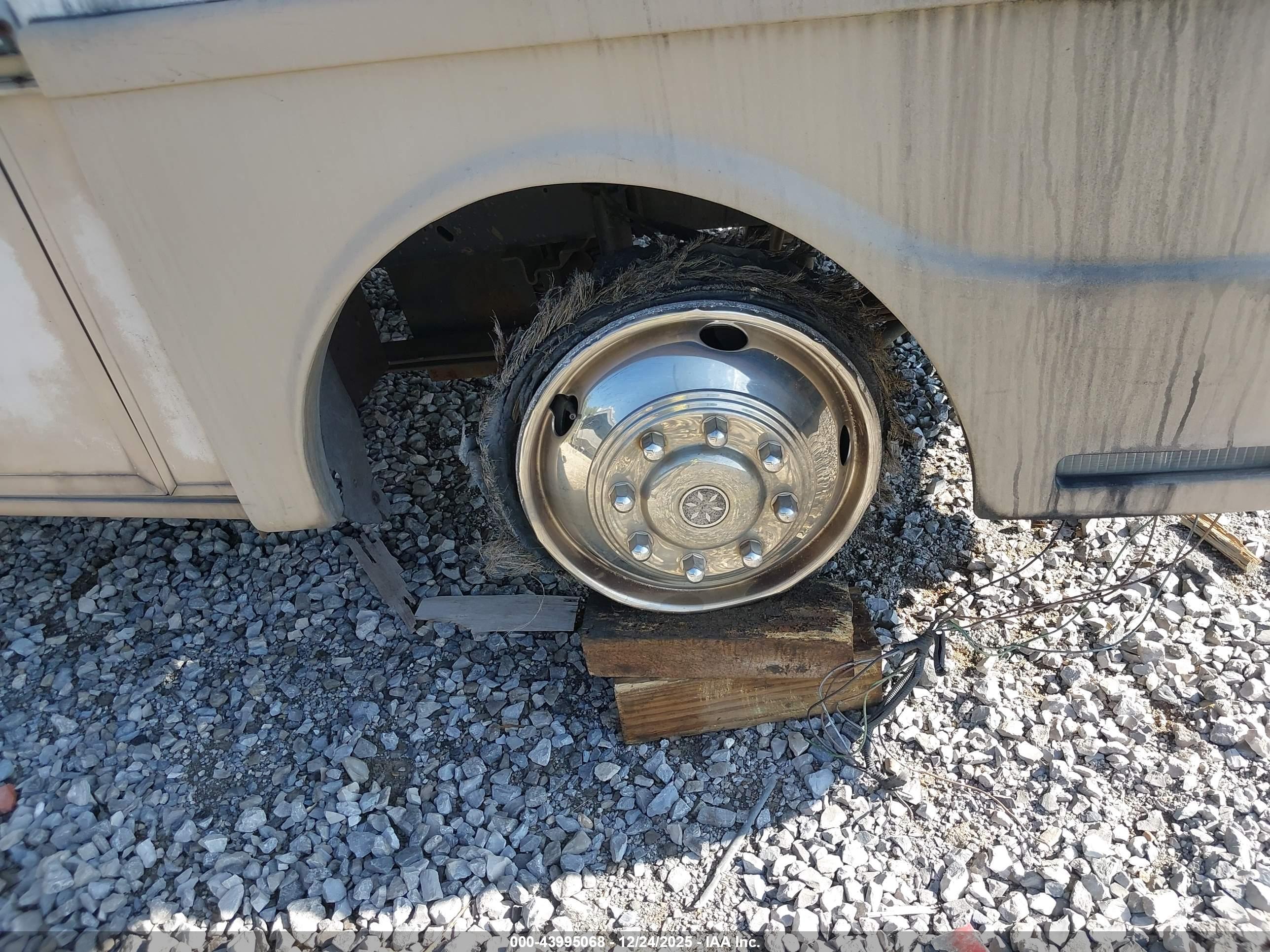 FORD F550 image 6
