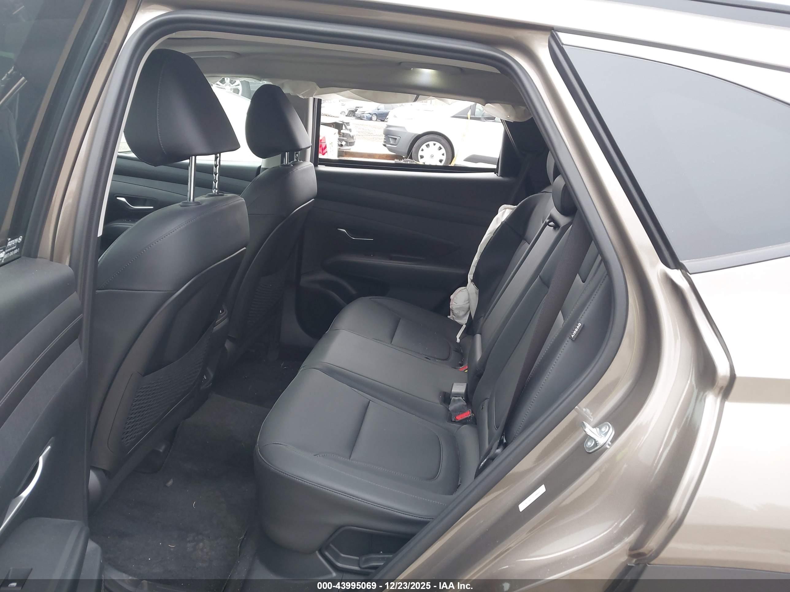 HYUNDAI TUCSON image 8
