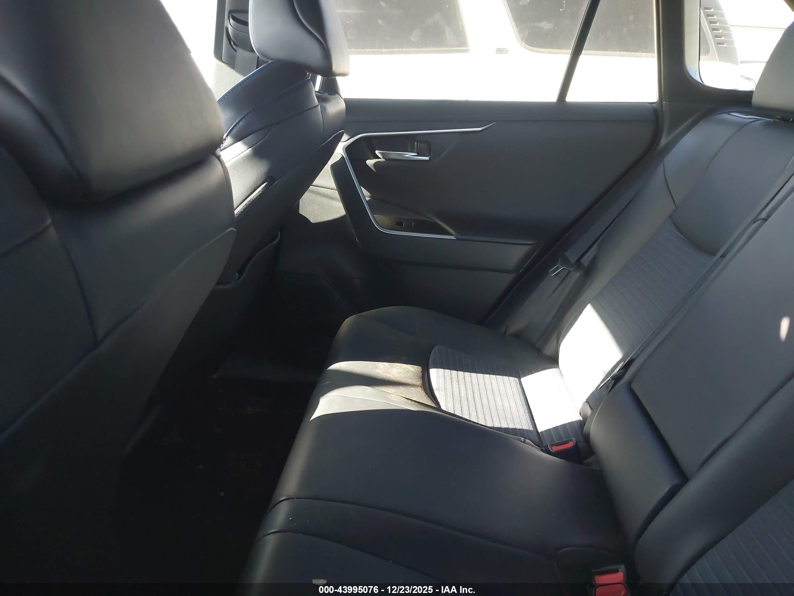TOYOTA RAV4 image 8