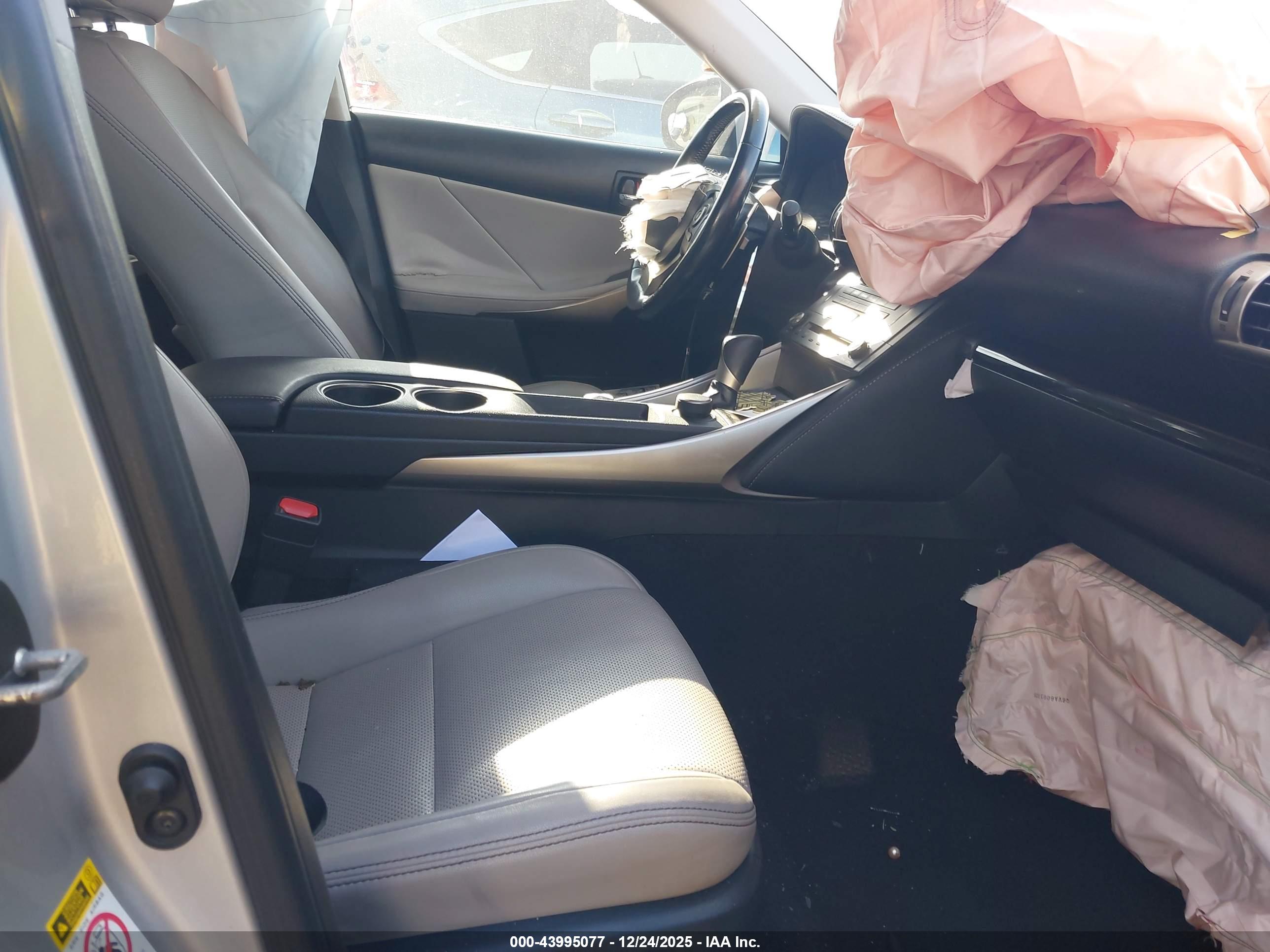 LEXUS IS image 5