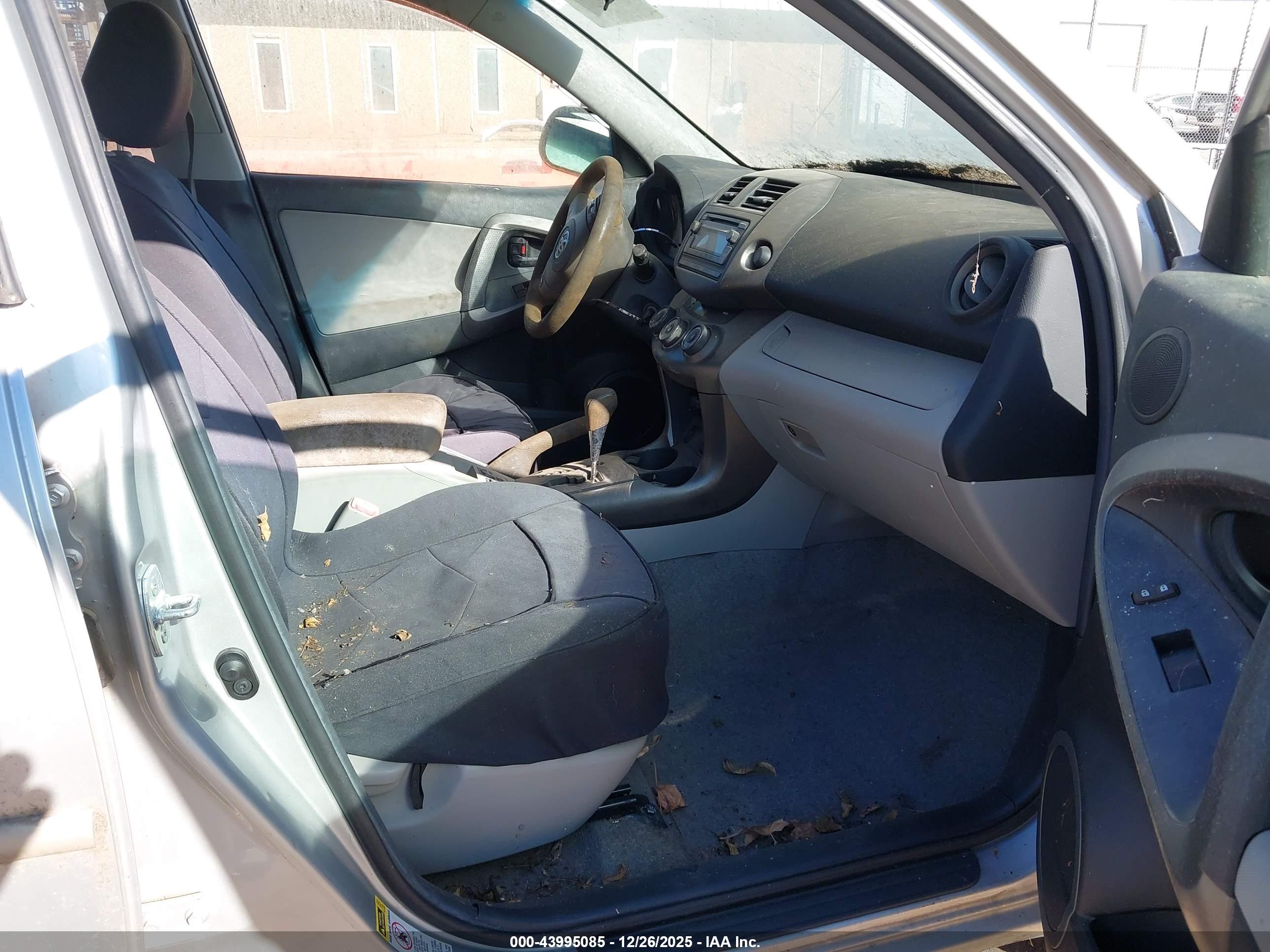 TOYOTA RAV4 image 5