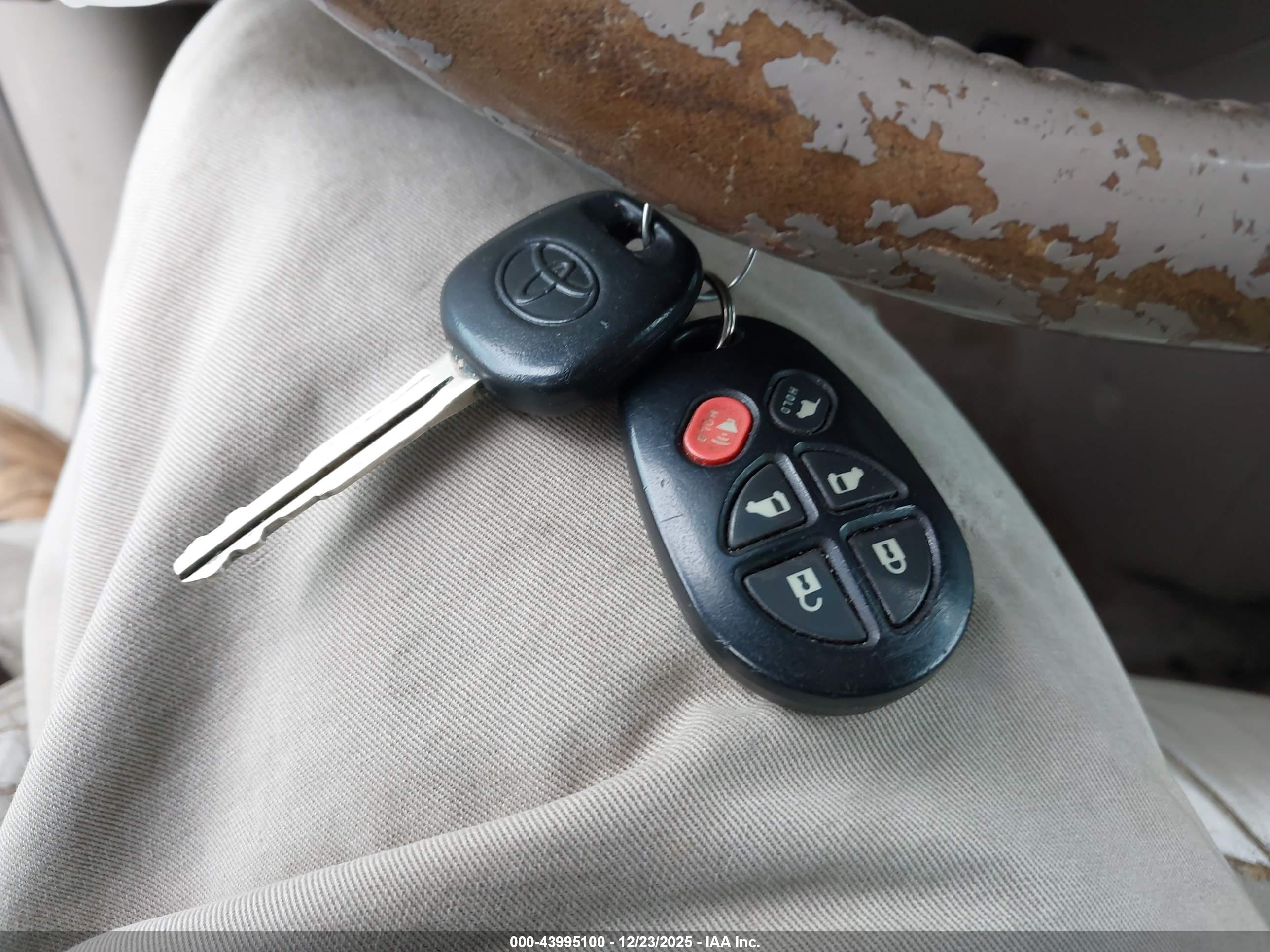 TOYOTA SIENNA image 11