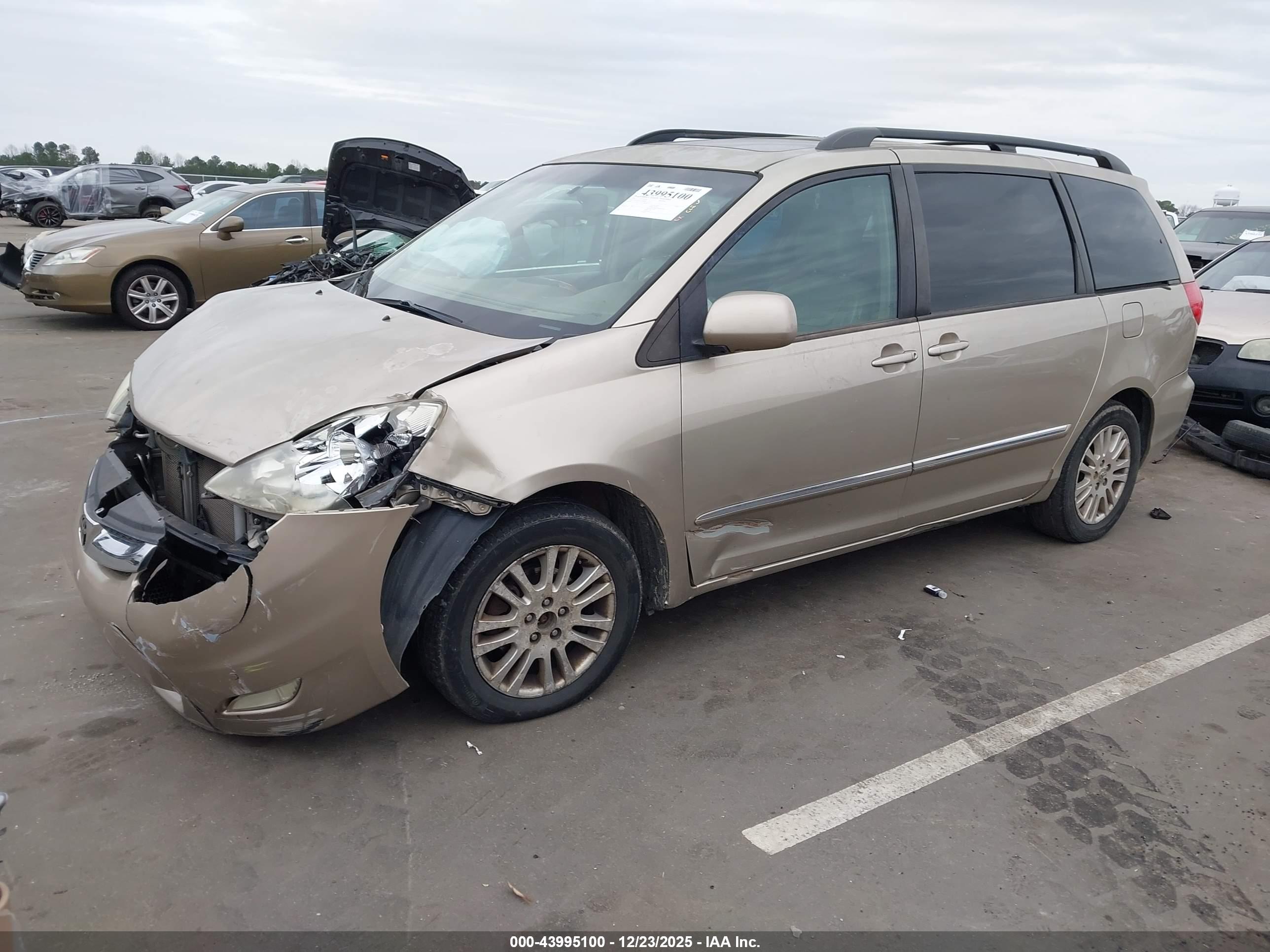TOYOTA SIENNA image 2