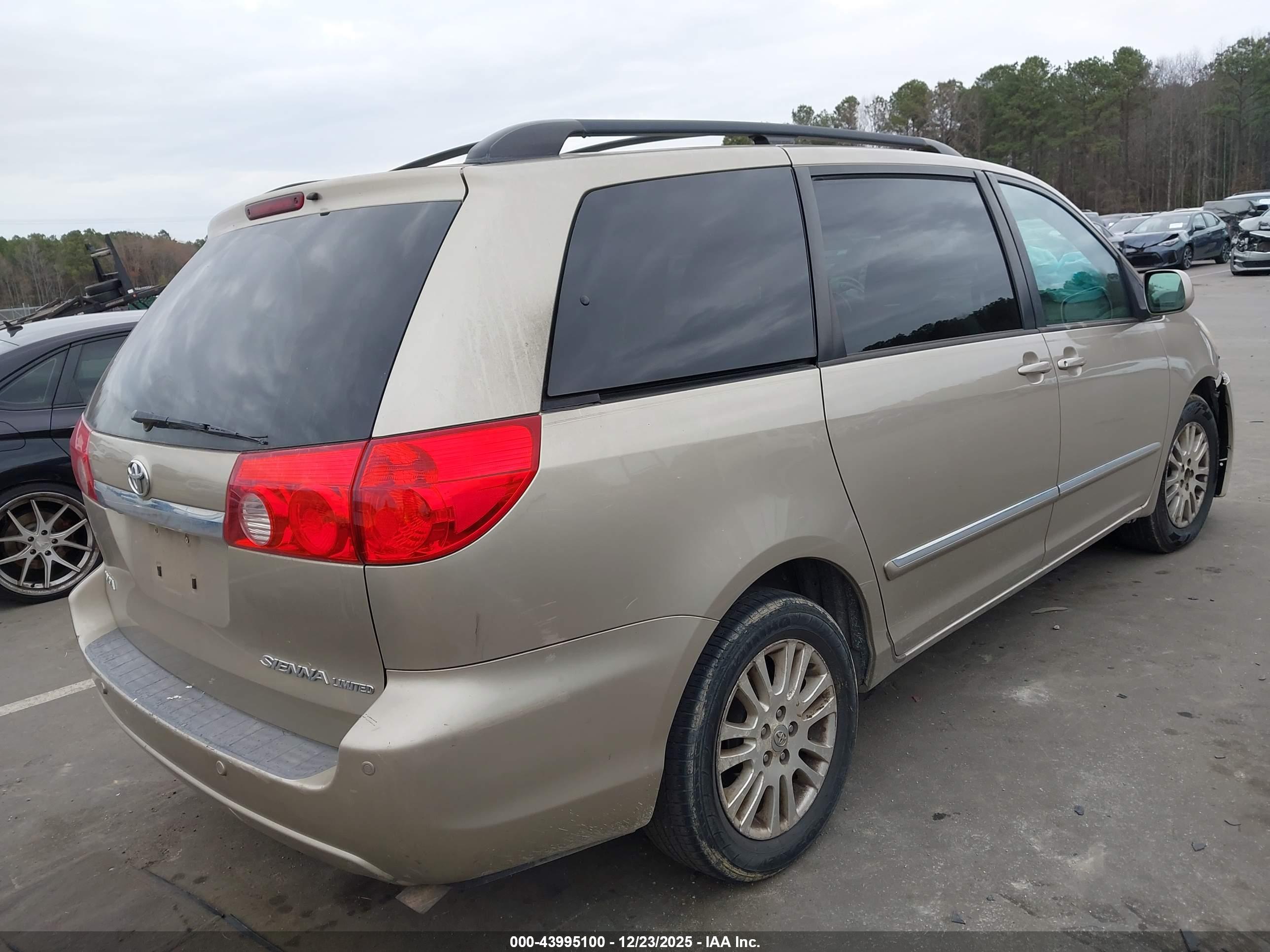 TOYOTA SIENNA image 4