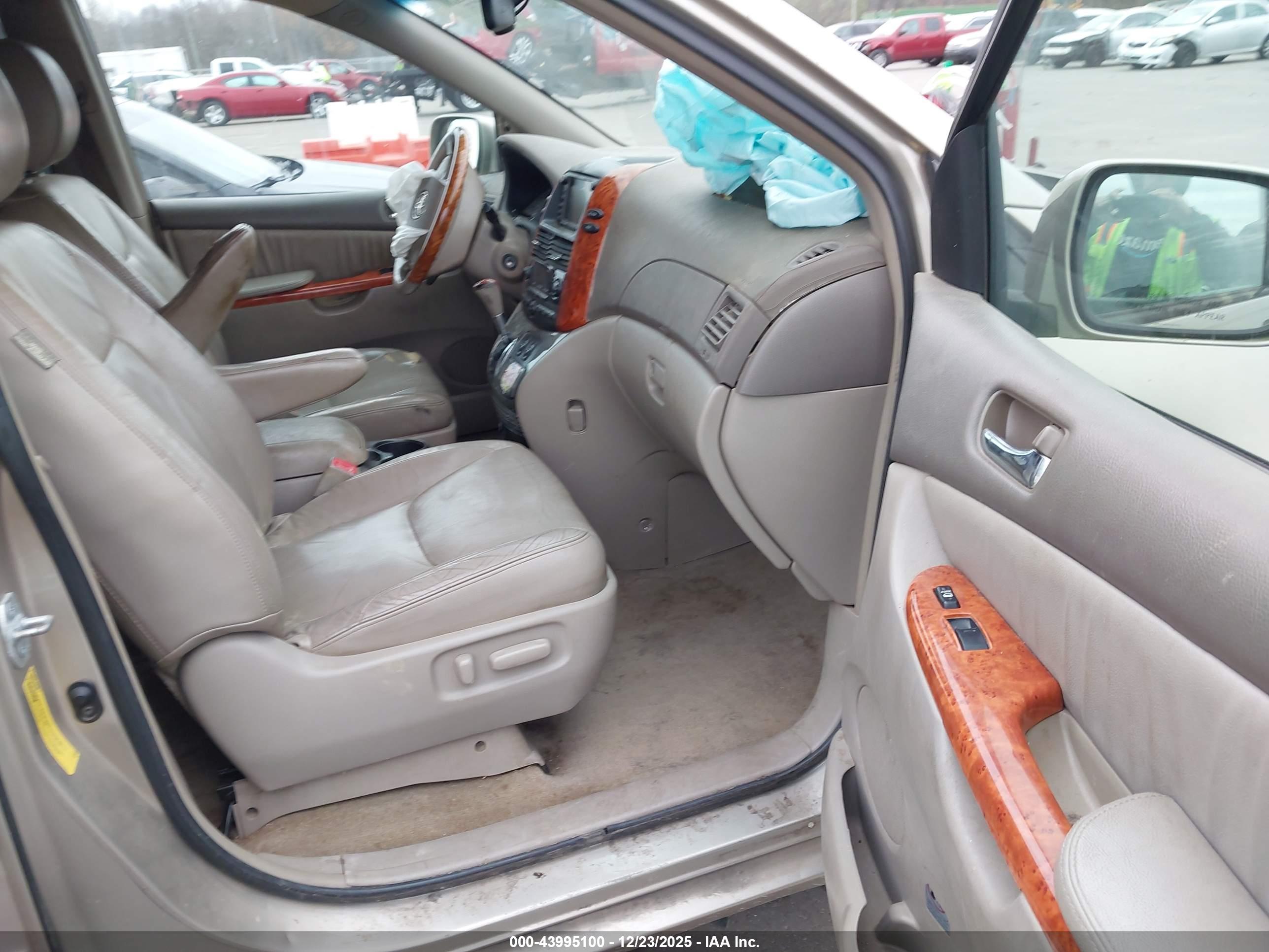 TOYOTA SIENNA image 5