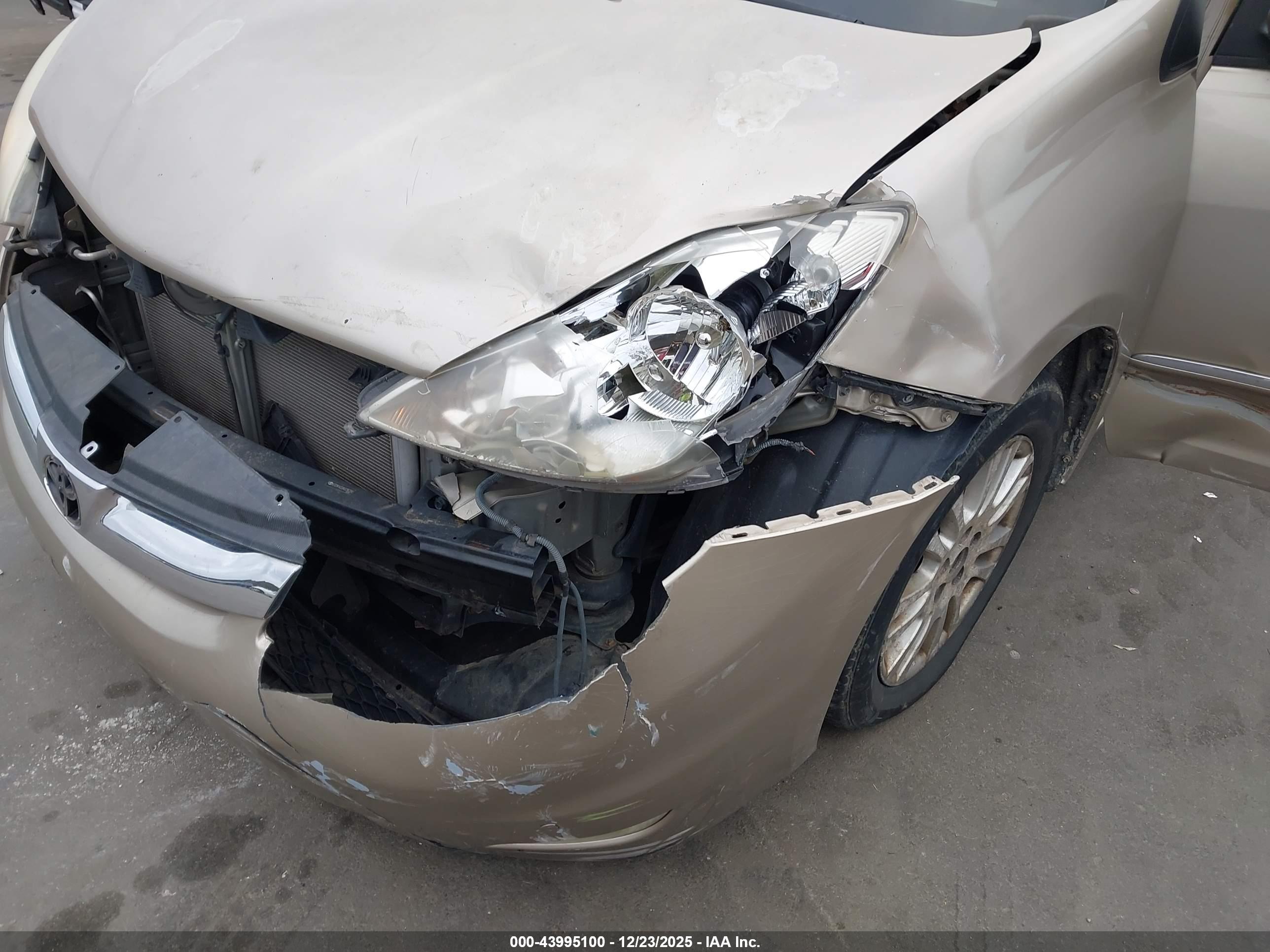 TOYOTA SIENNA image 6