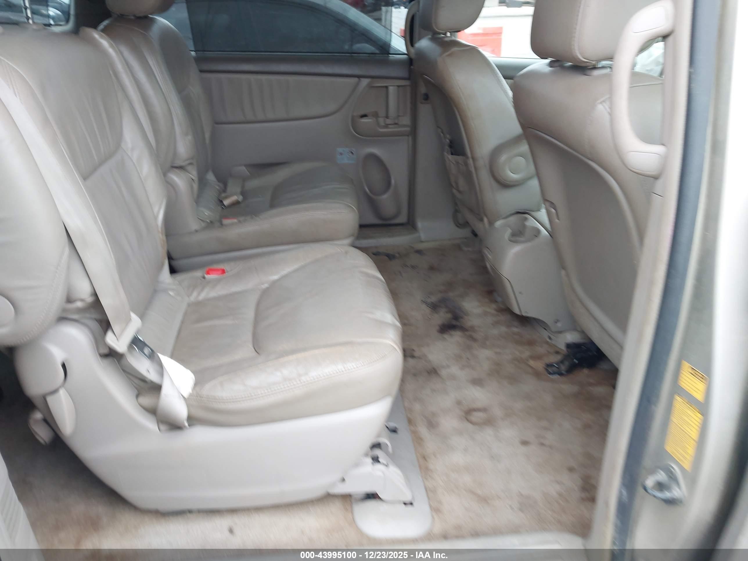 TOYOTA SIENNA image 8