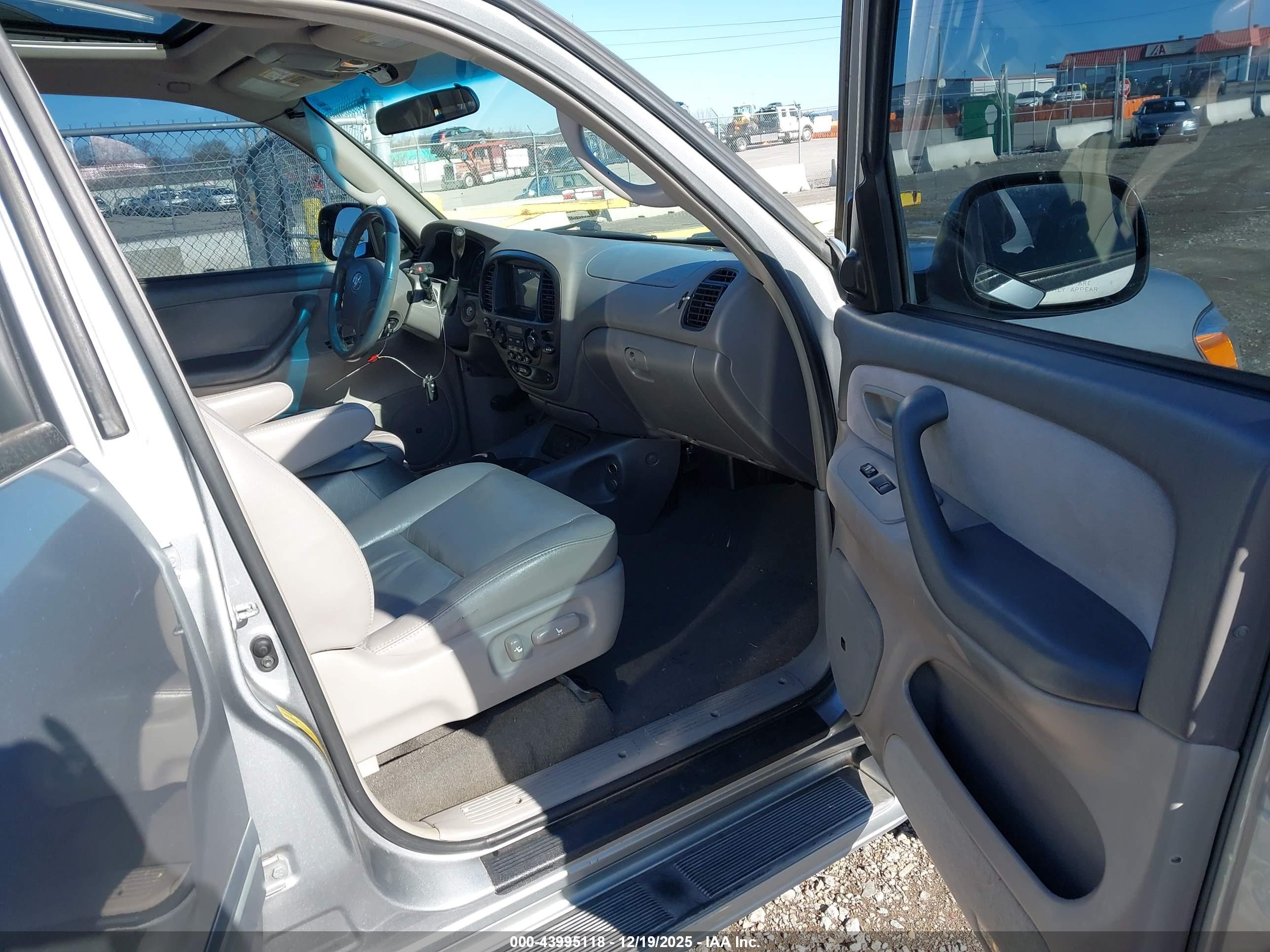 TOYOTA SEQUOIA image 5