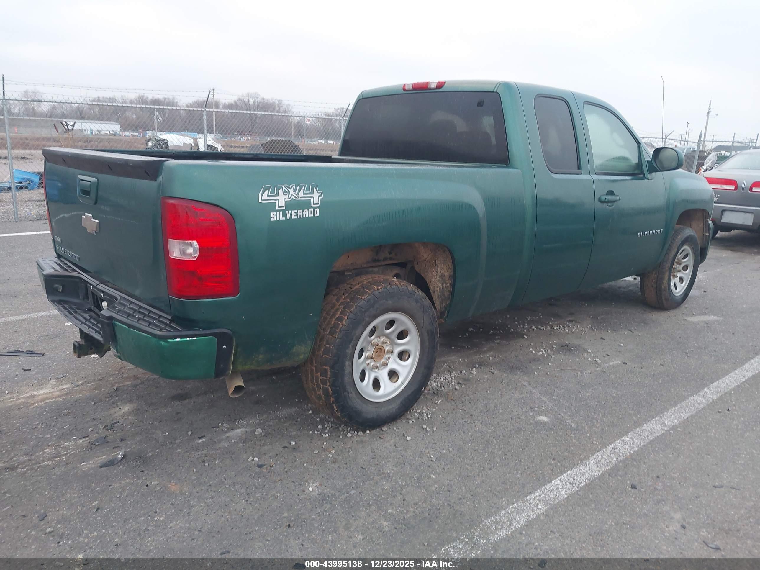 CHEVROLET SILVERADO image 4