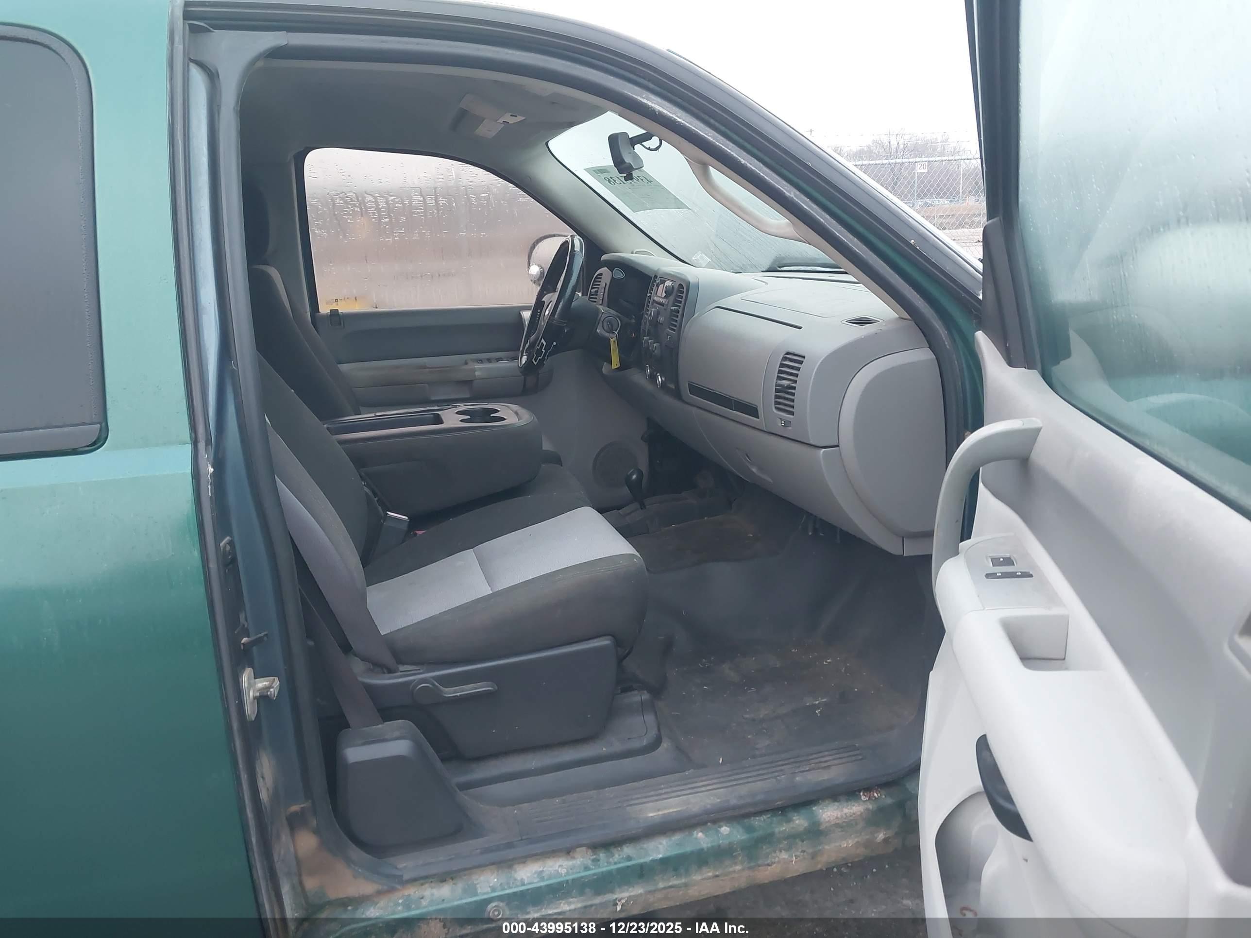 CHEVROLET SILVERADO image 5