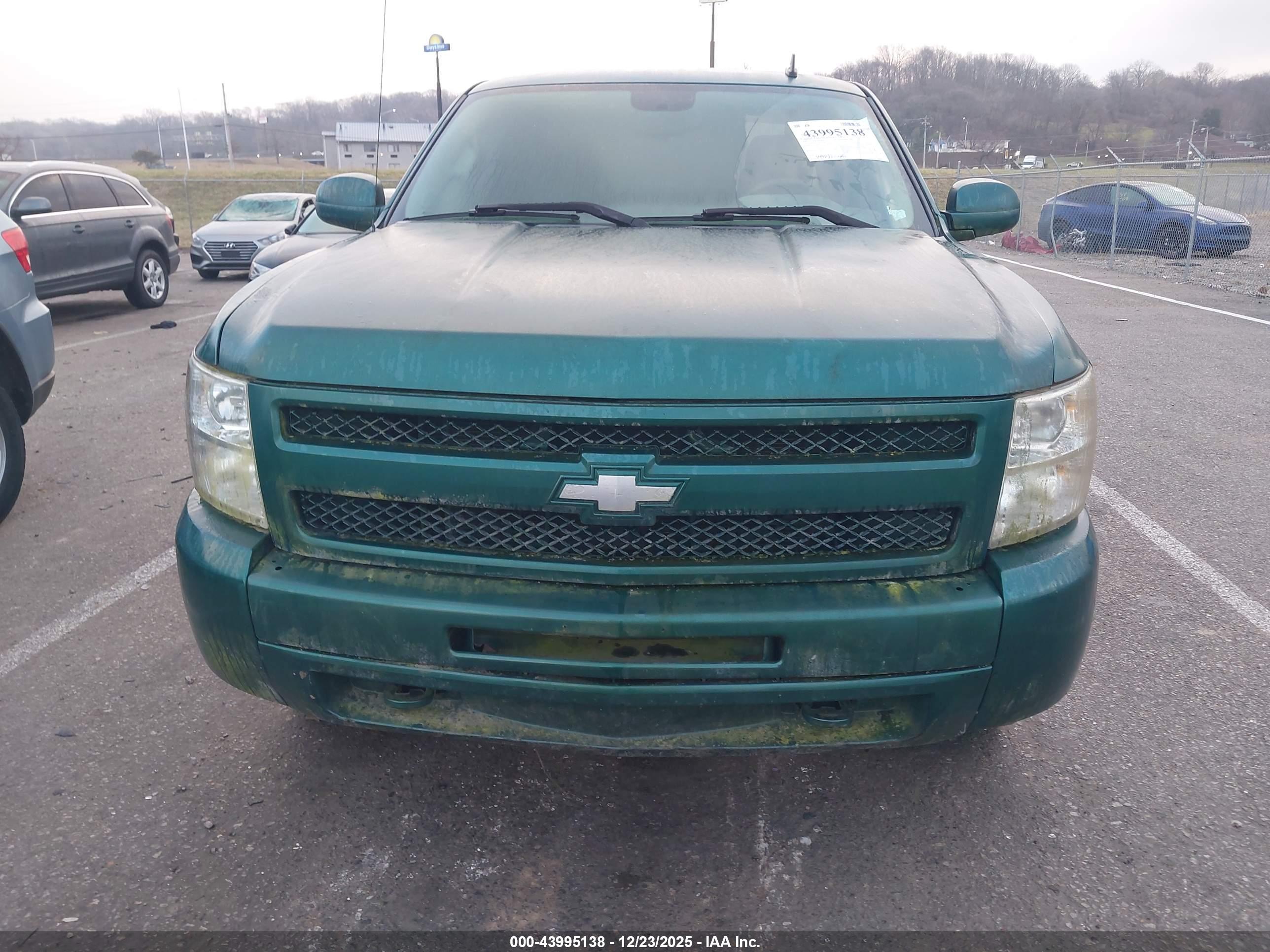 CHEVROLET SILVERADO image 6