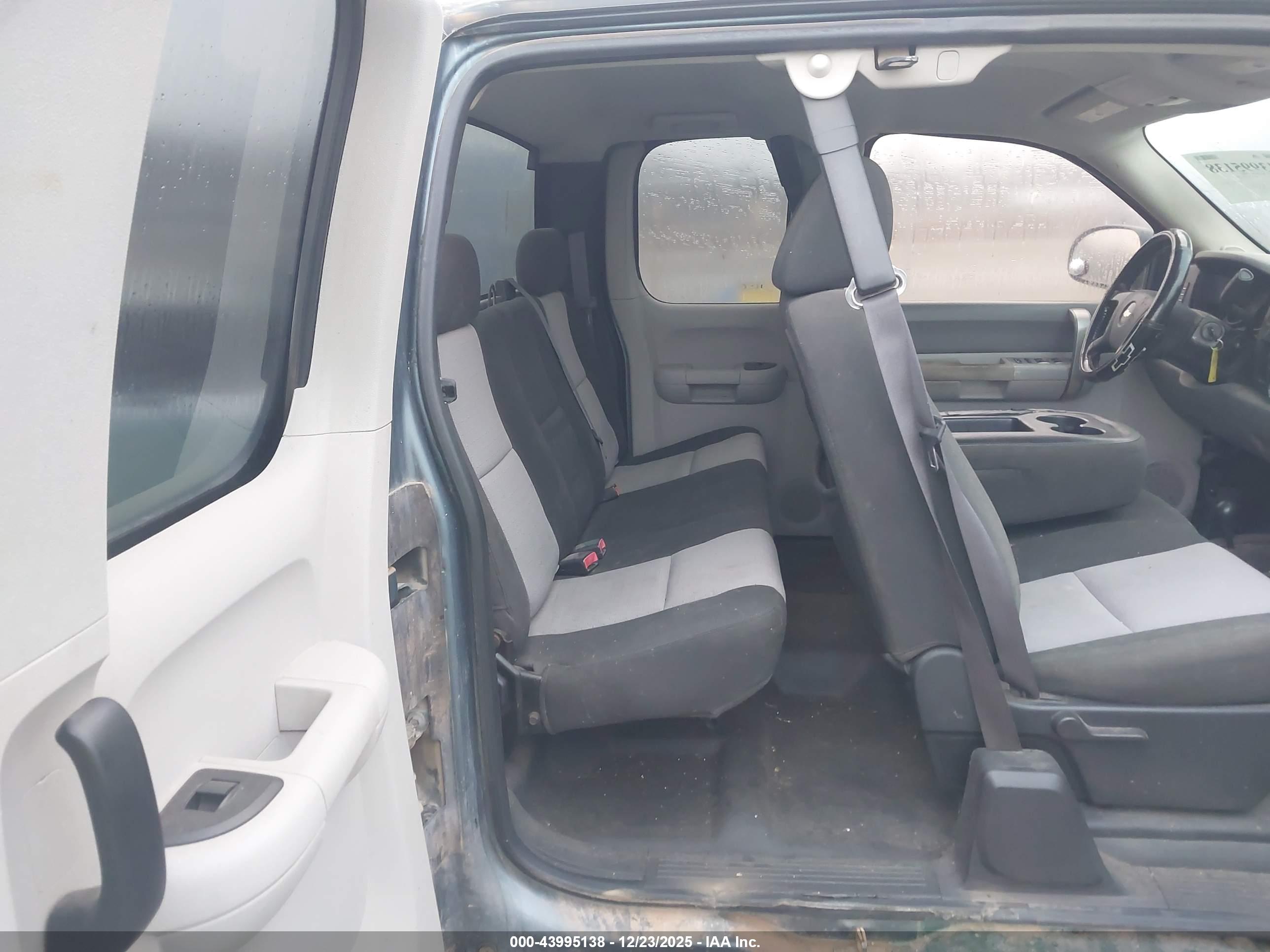 CHEVROLET SILVERADO image 8