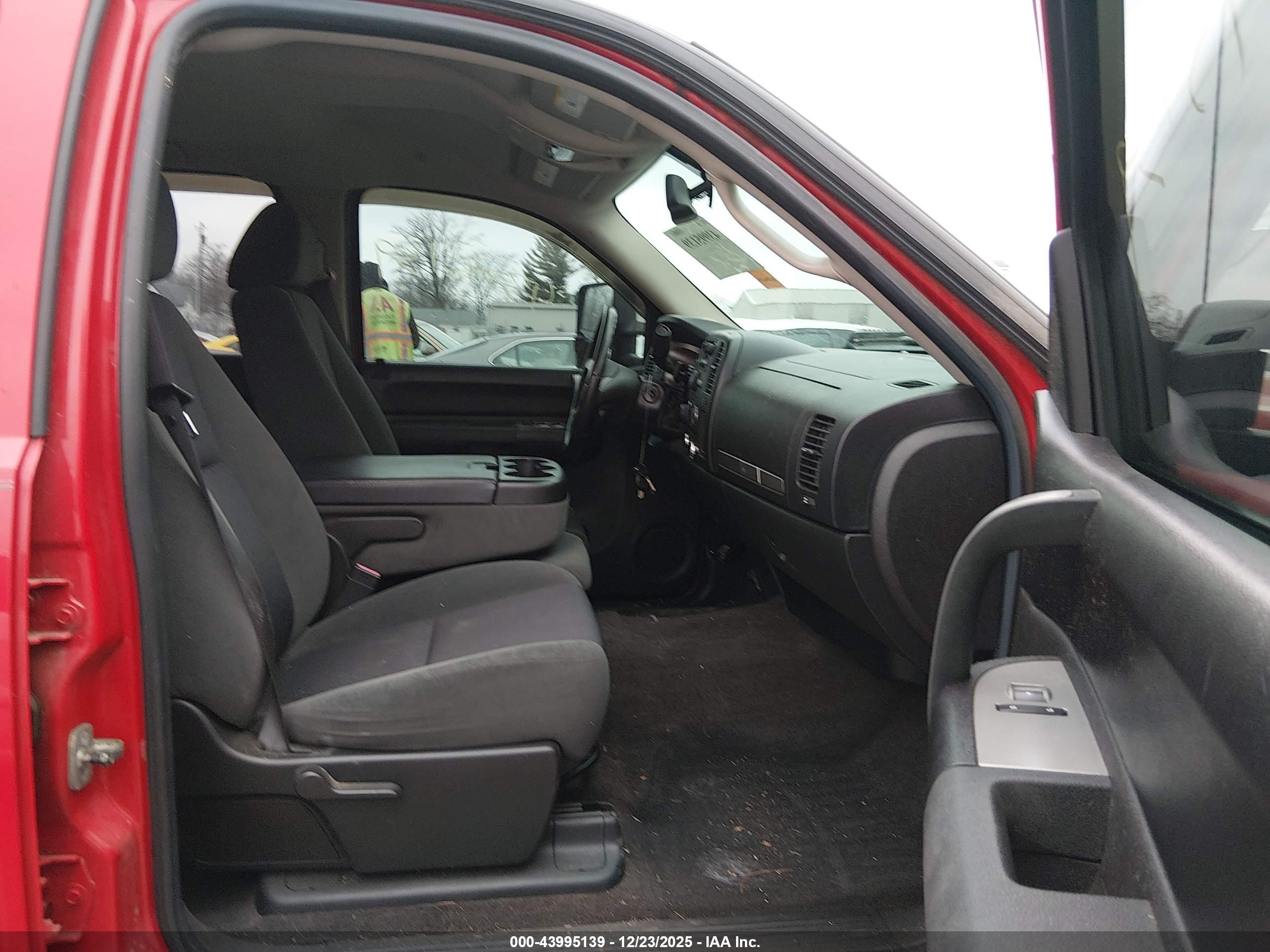 CHEVROLET SILVERADO image 5
