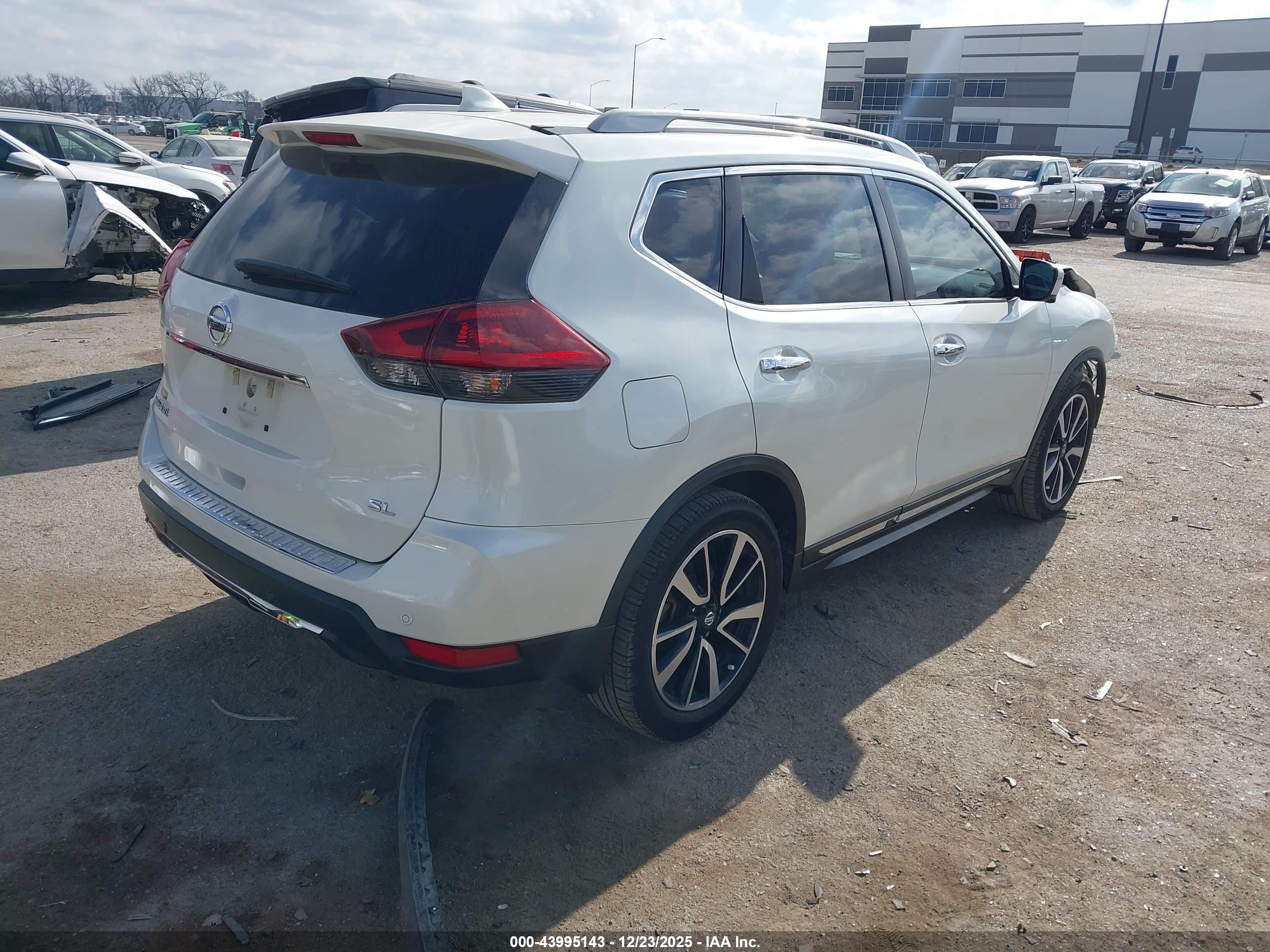 NISSAN ROGUE image 4