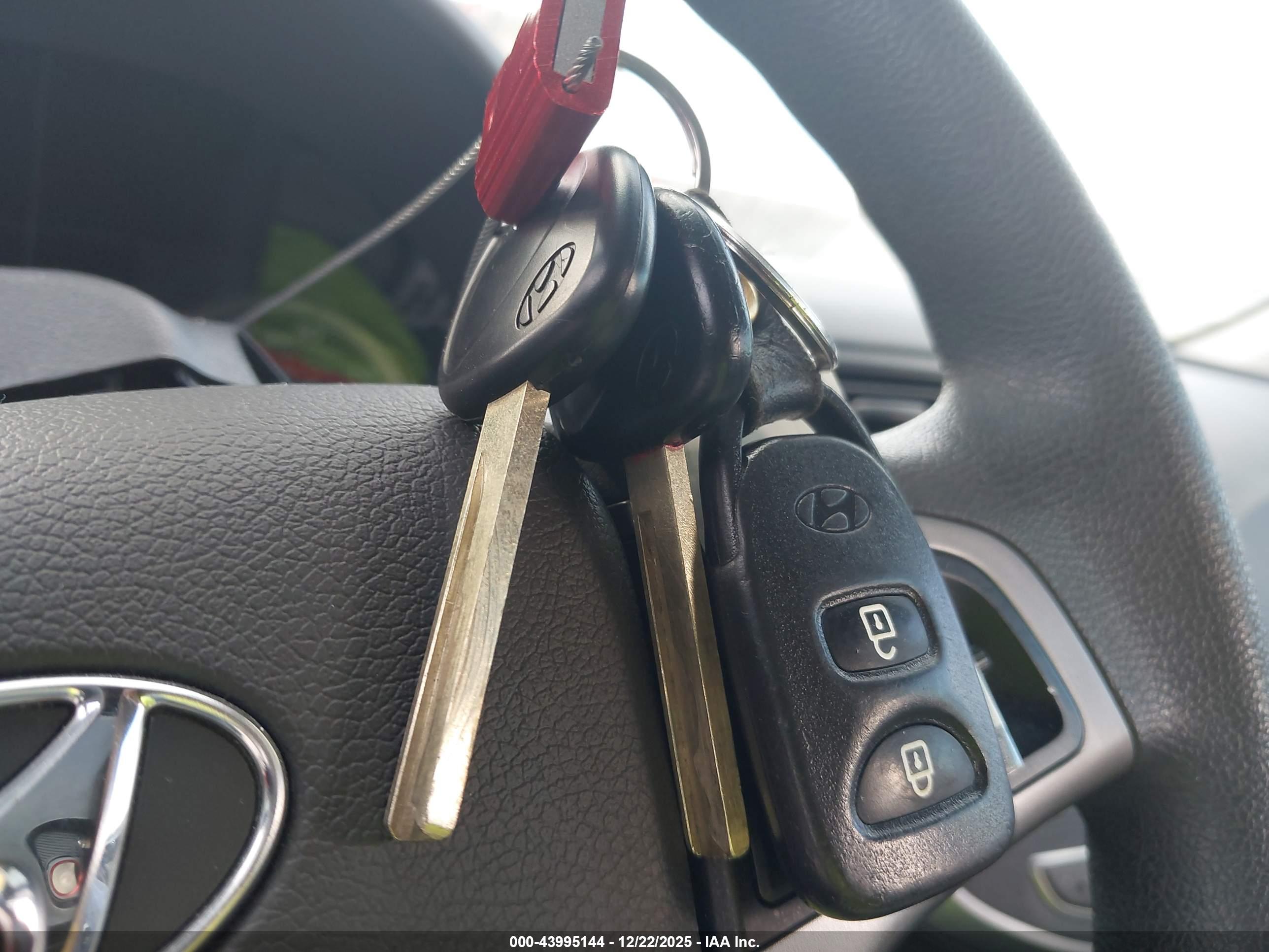 HYUNDAI ACCENT image 11