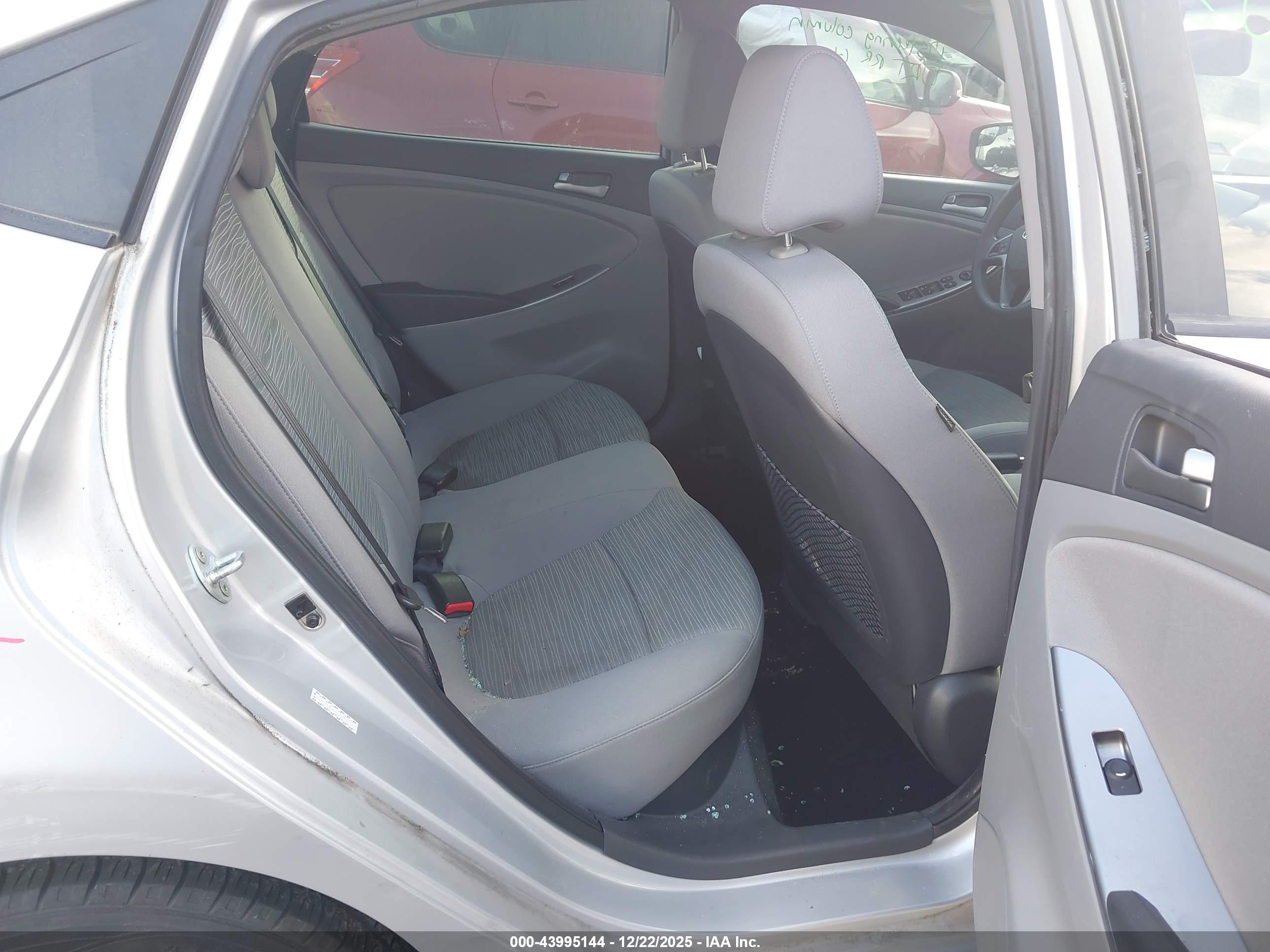 HYUNDAI ACCENT image 8