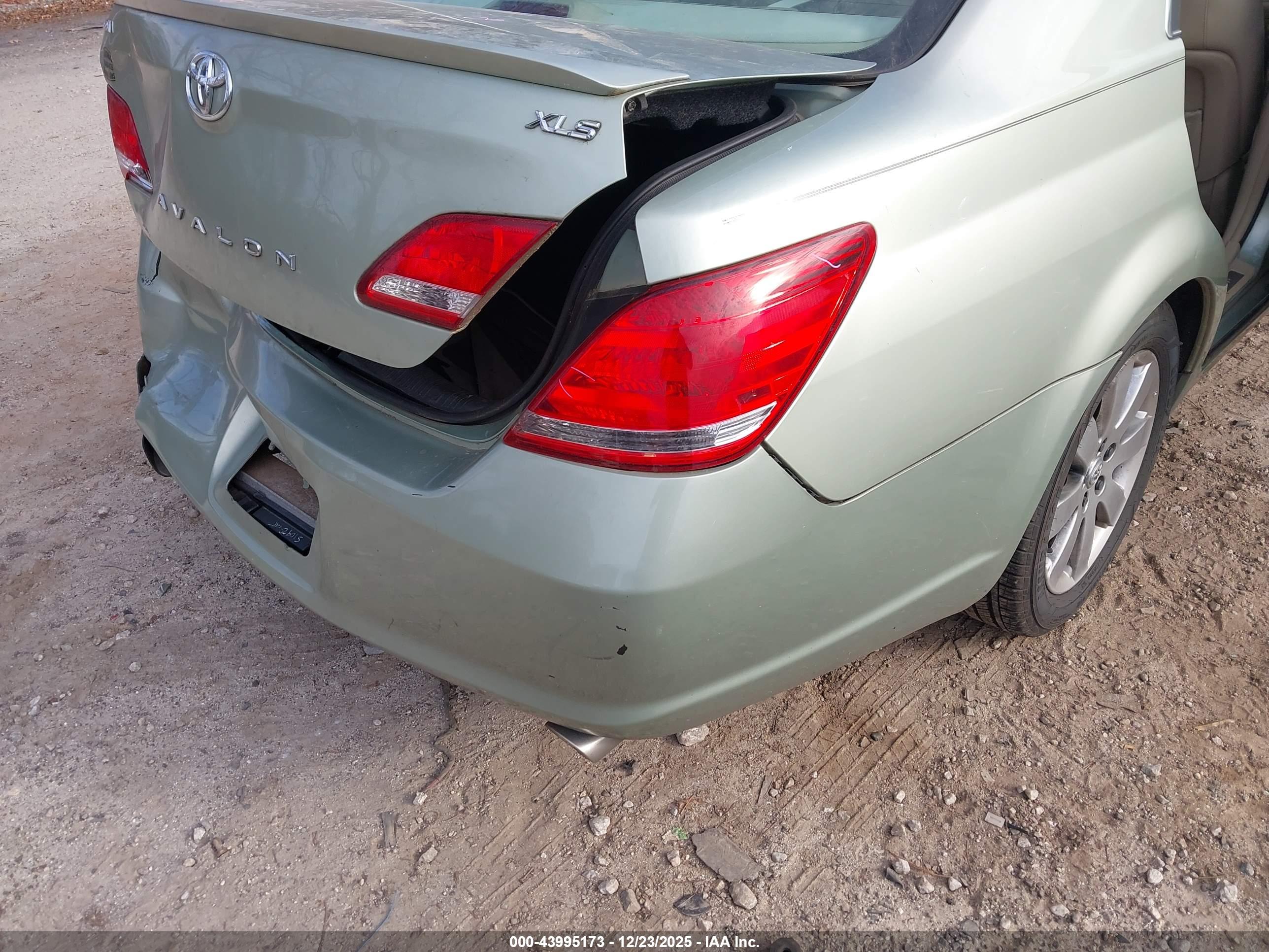 TOYOTA AVALON image 6
