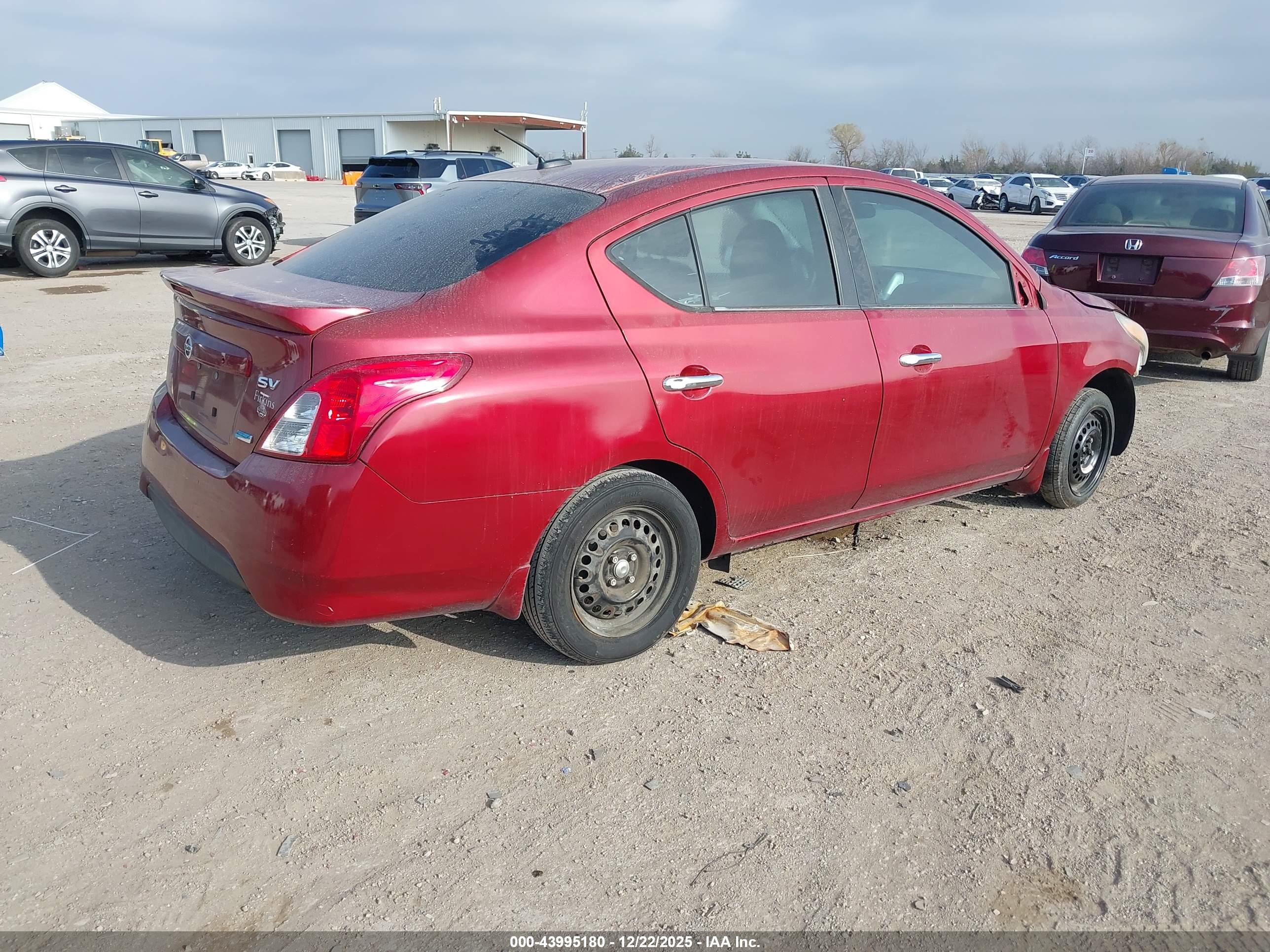 NISSAN VERSA image 4