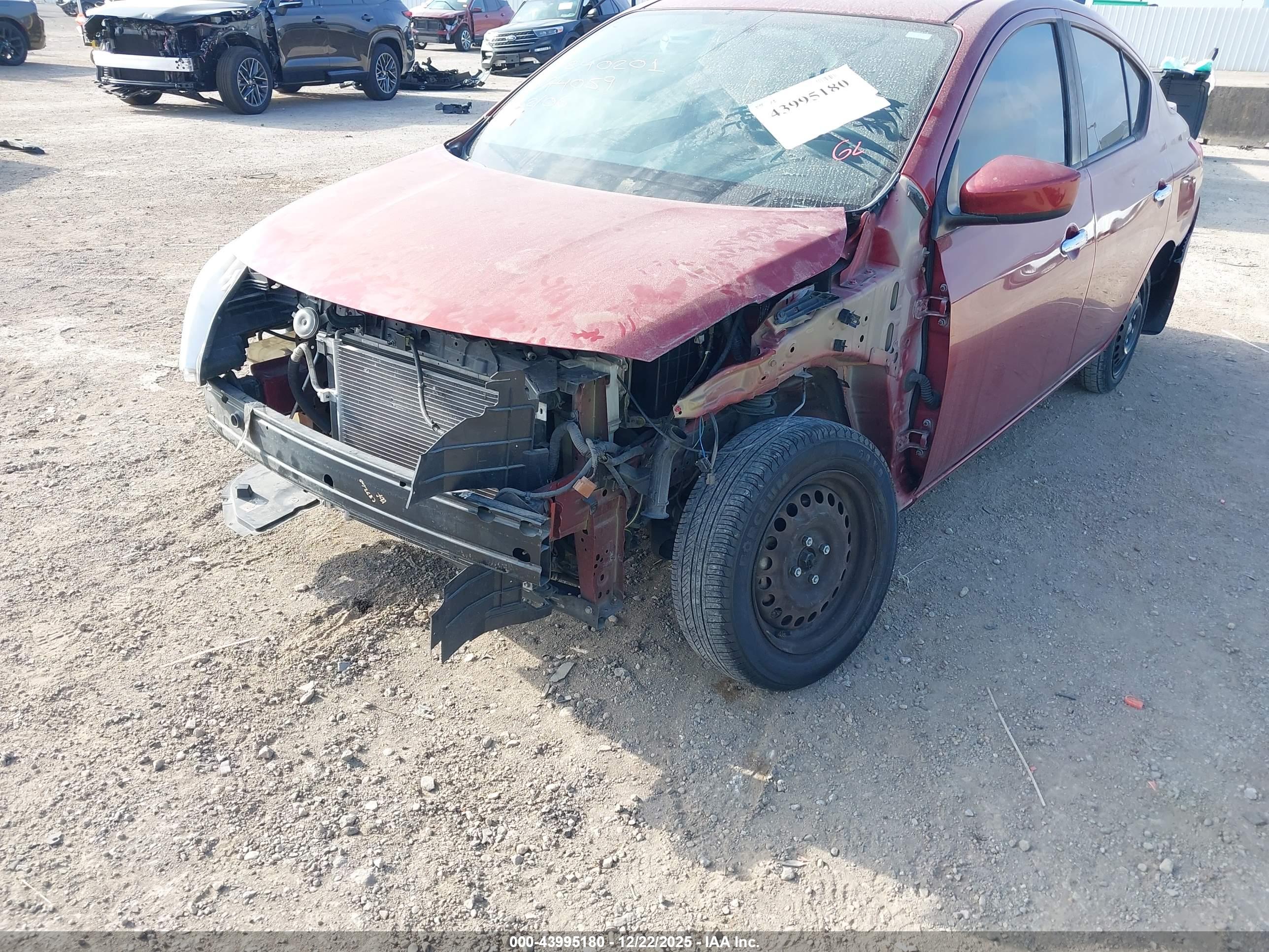 NISSAN VERSA image 6