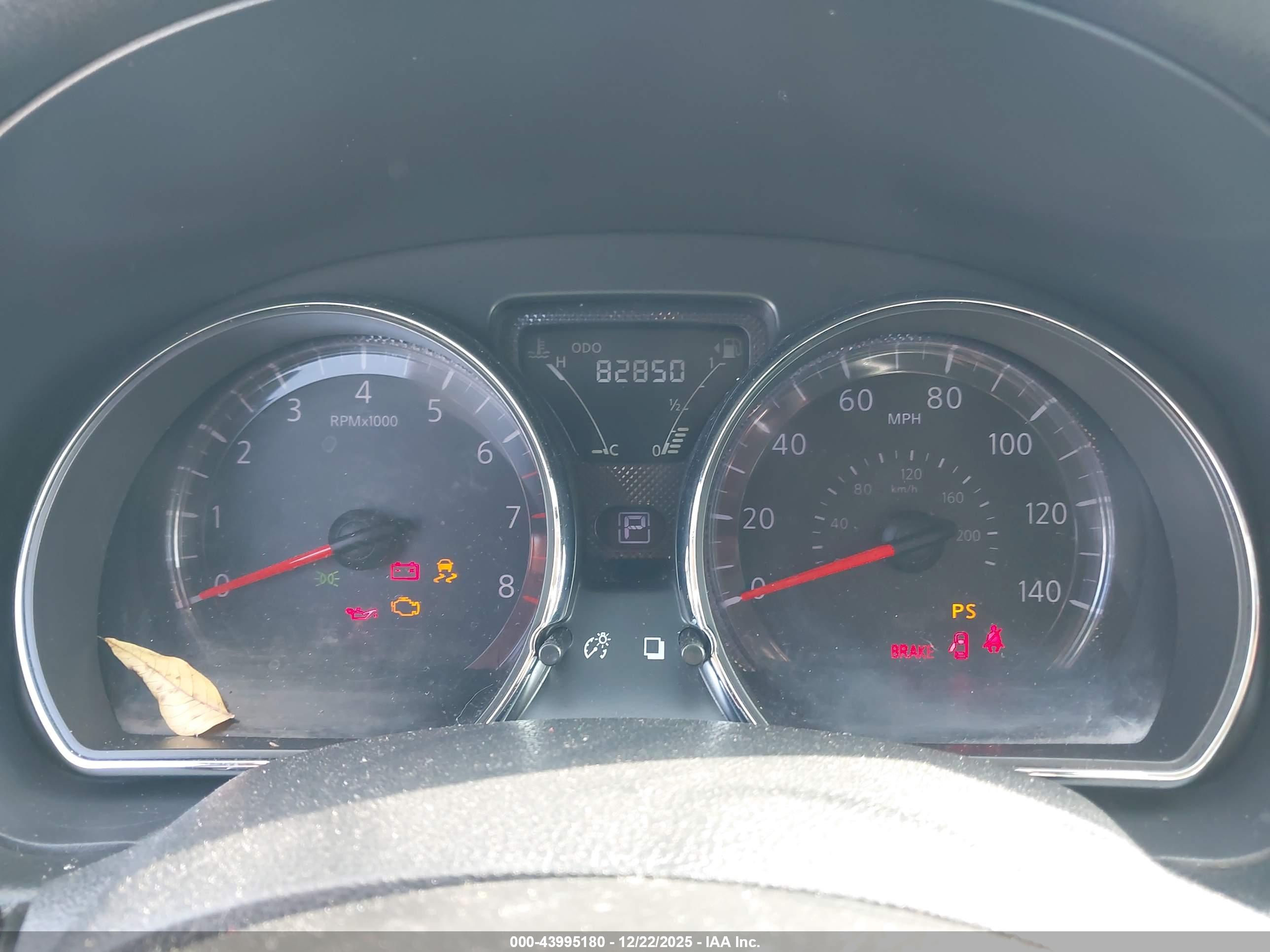 NISSAN VERSA image 7