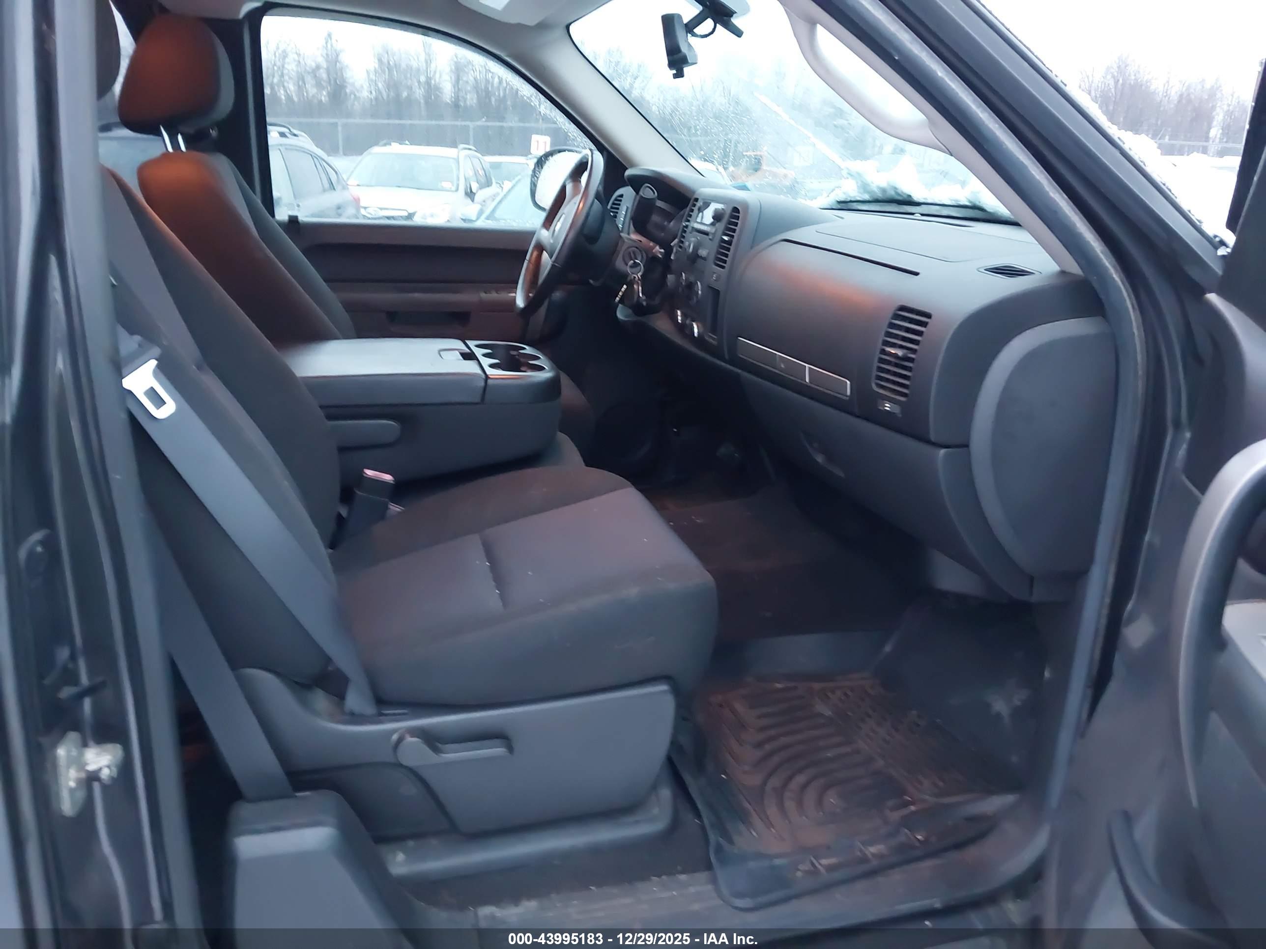 CHEVROLET SILVERADO image 5