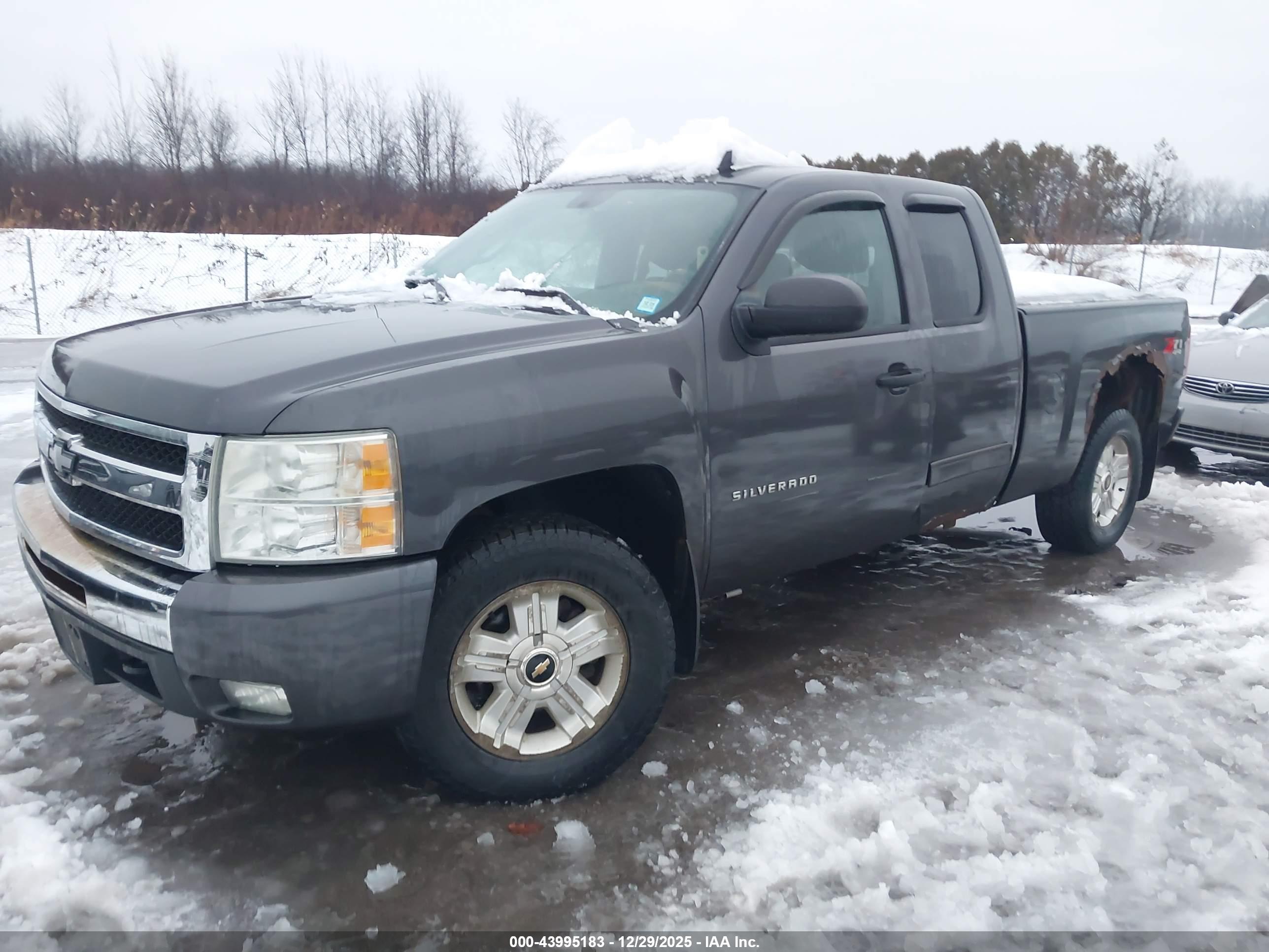 CHEVROLET SILVERADO image 6