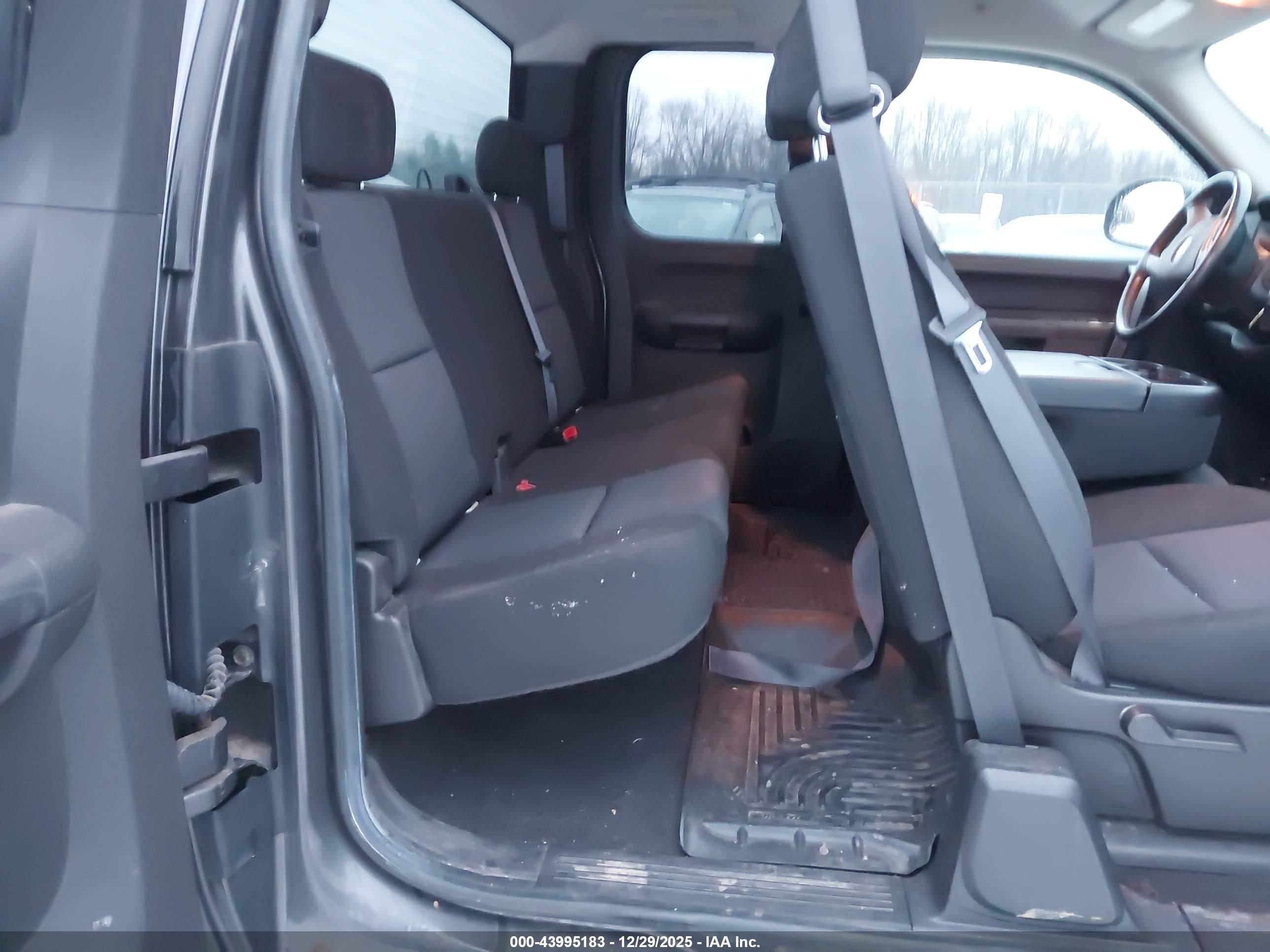 CHEVROLET SILVERADO image 8