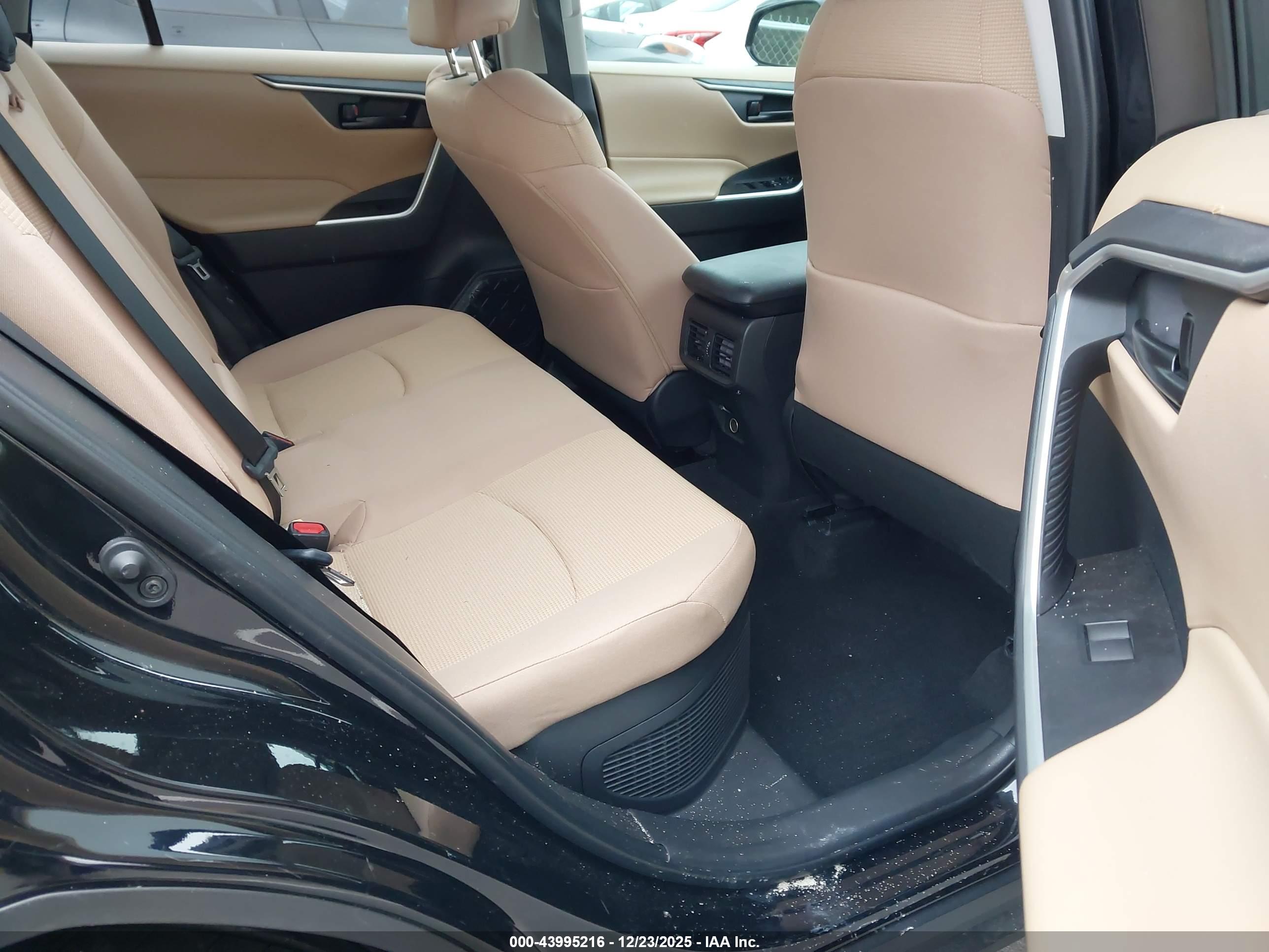 TOYOTA RAV4 image 8