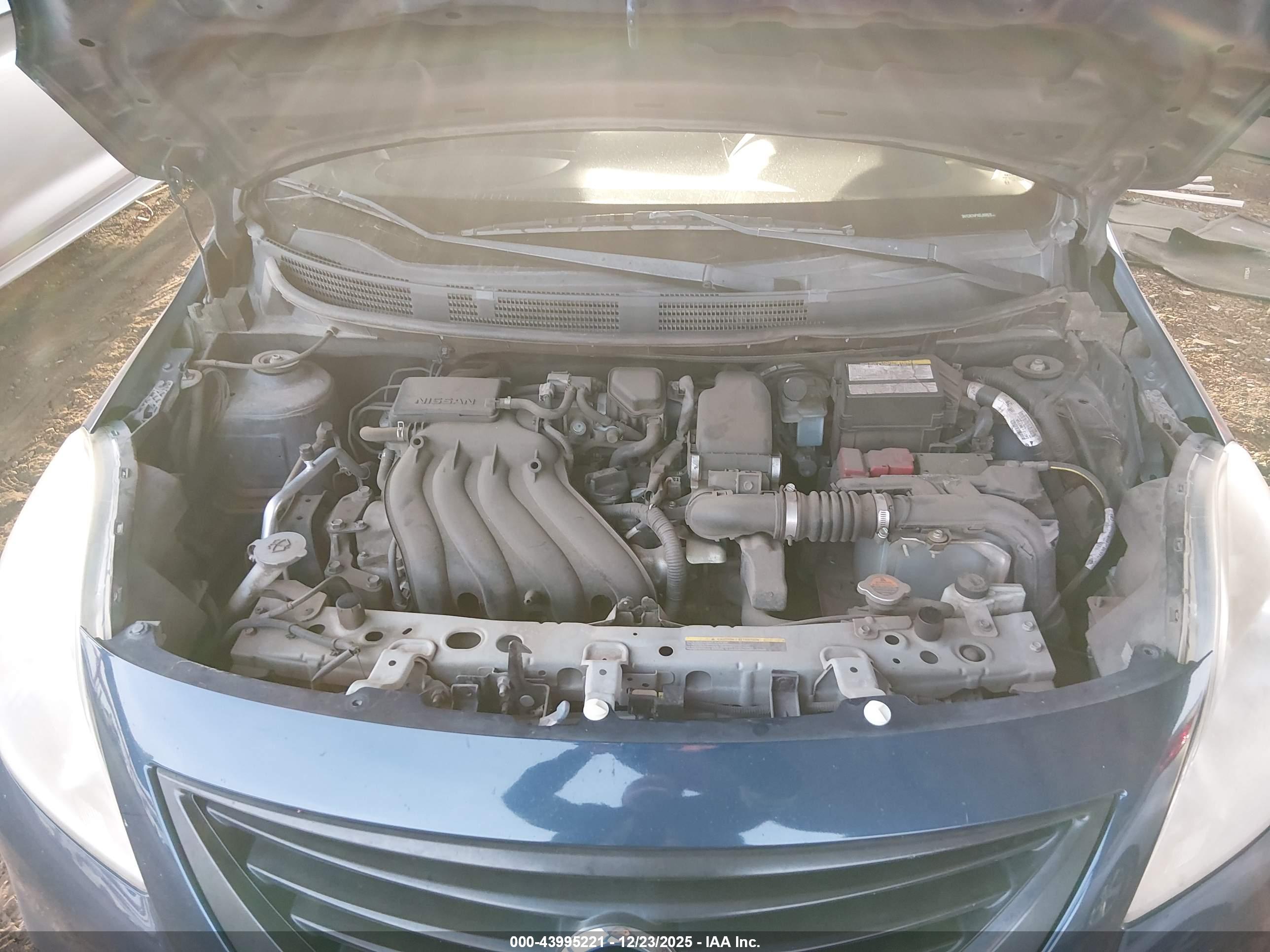 NISSAN VERSA image 10