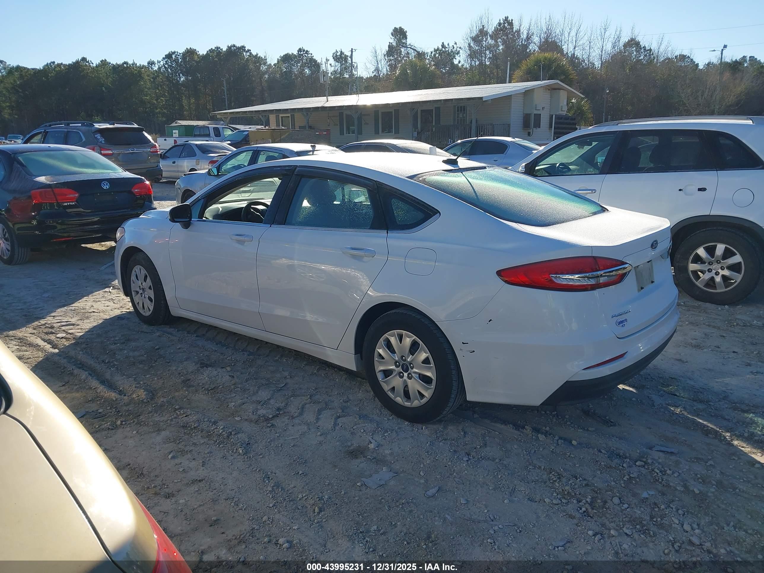 FORD FUSION image 3