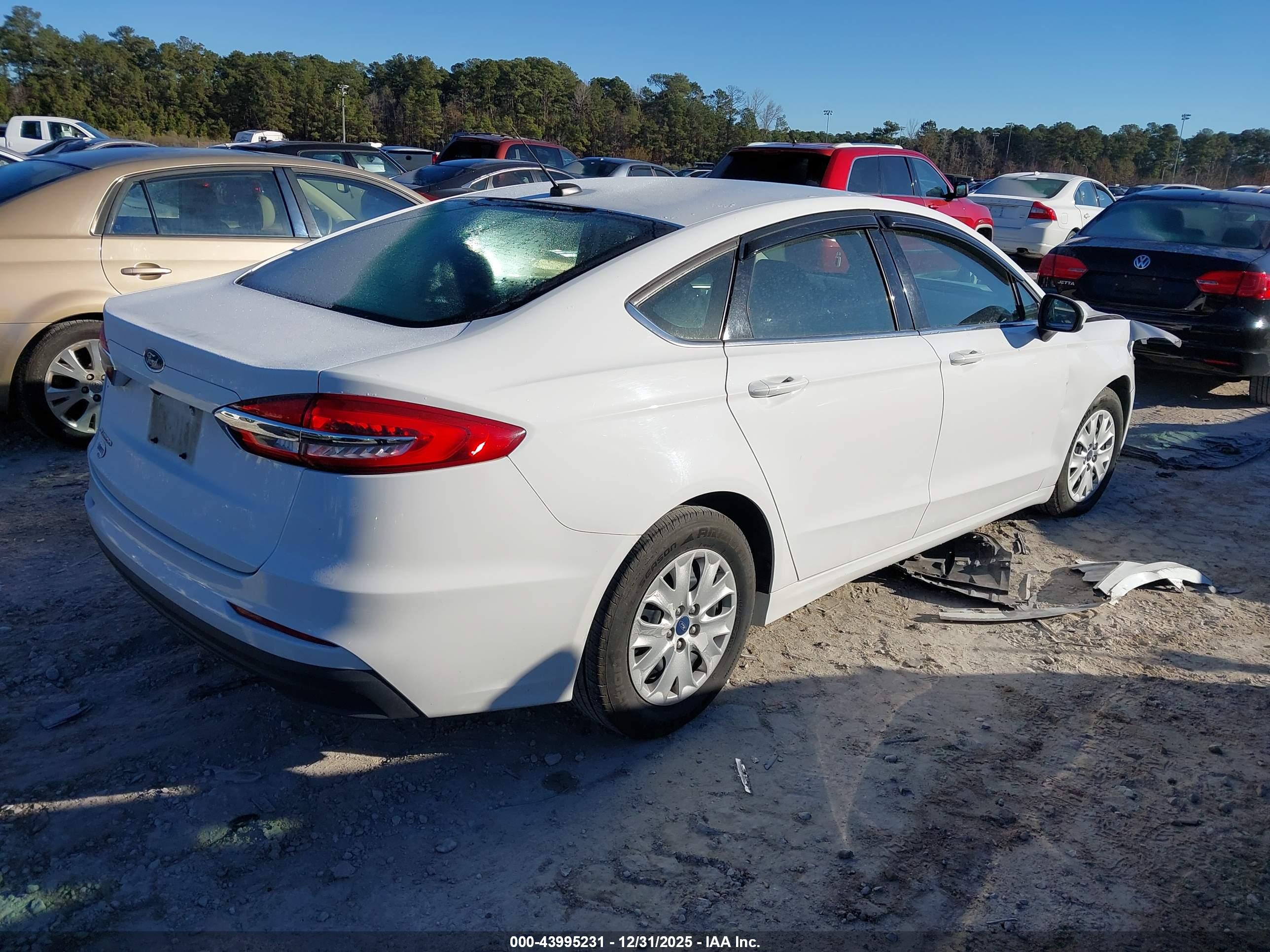 FORD FUSION image 4