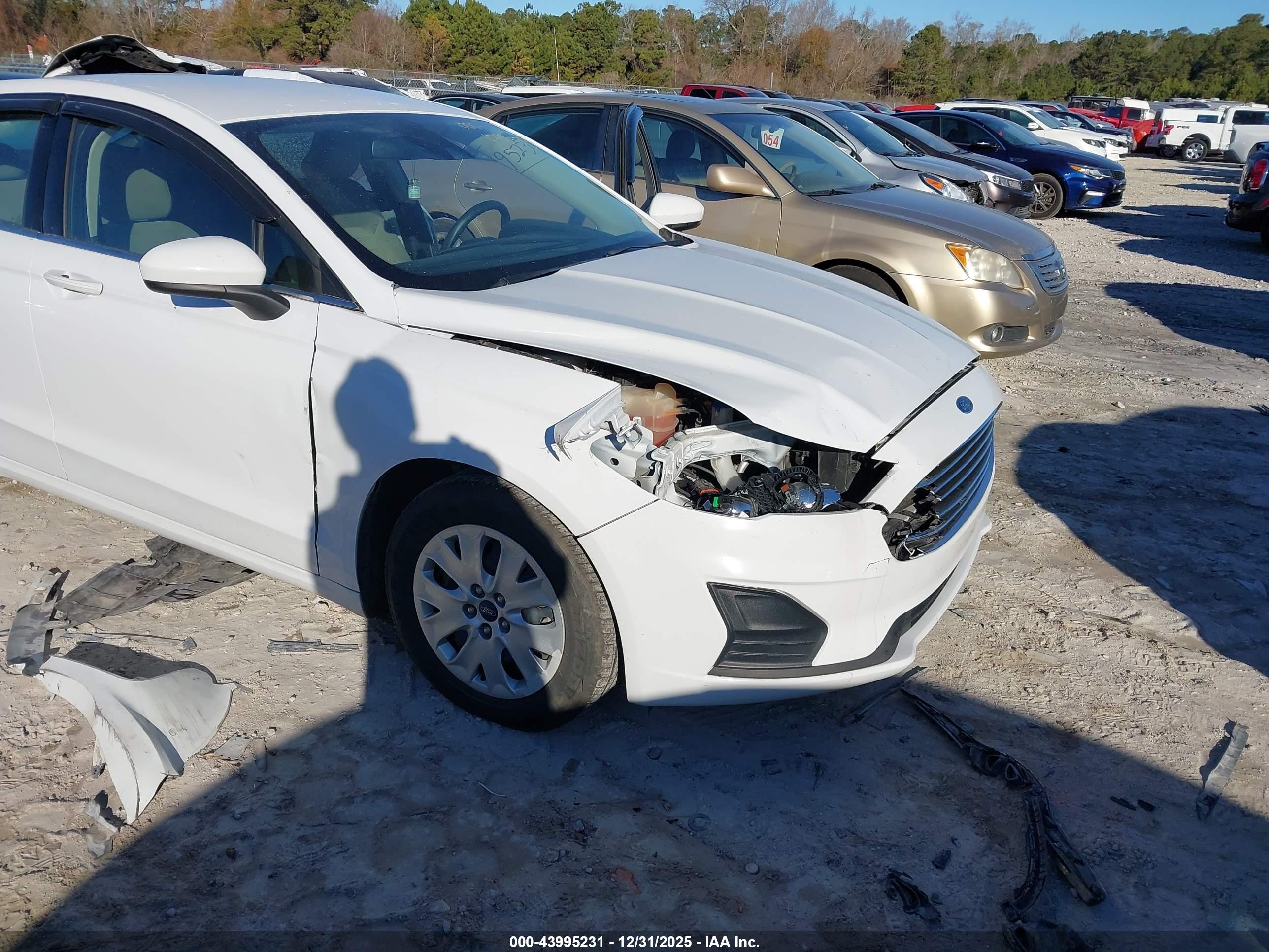 FORD FUSION image 6