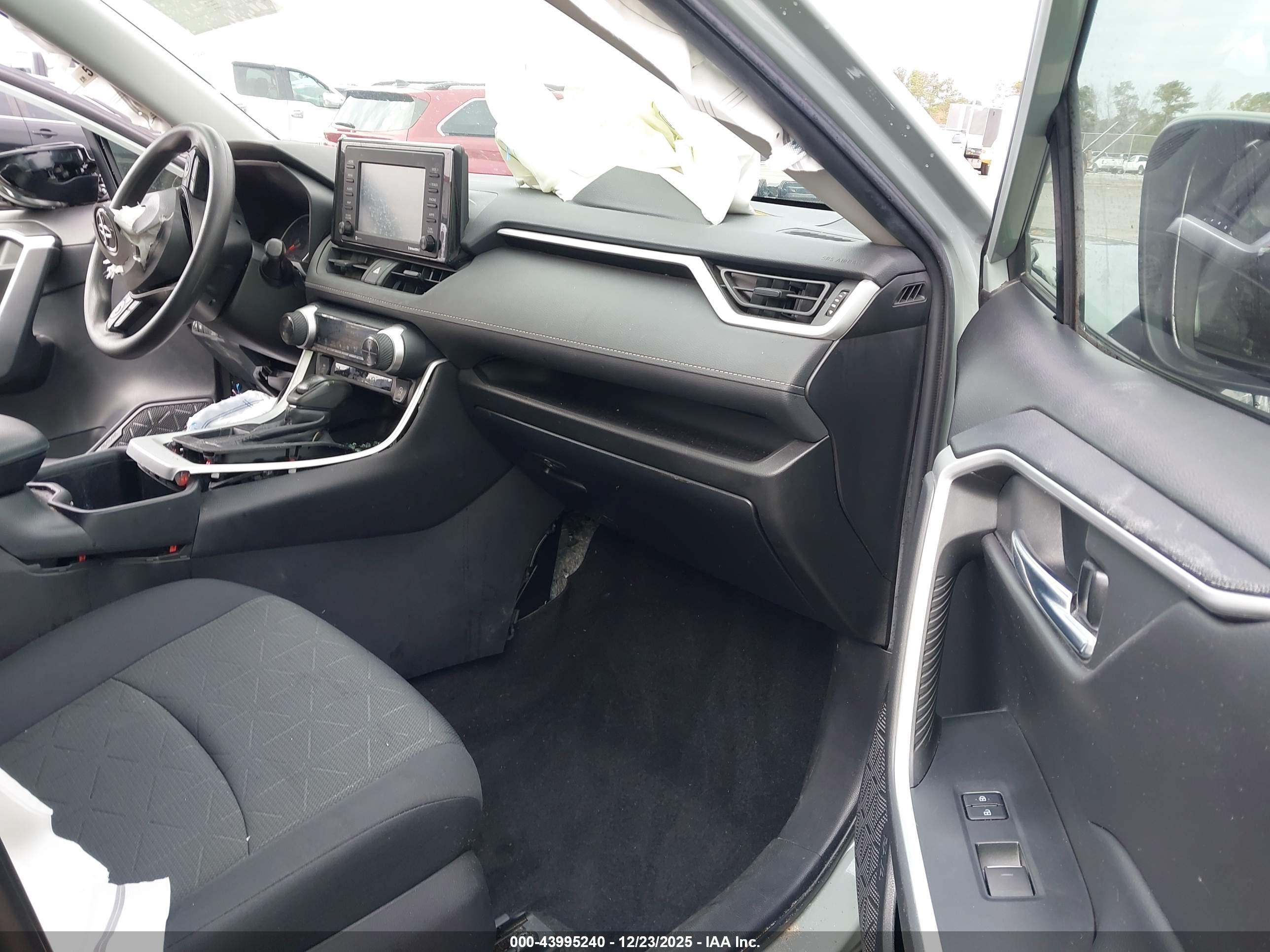 TOYOTA RAV4 image 5