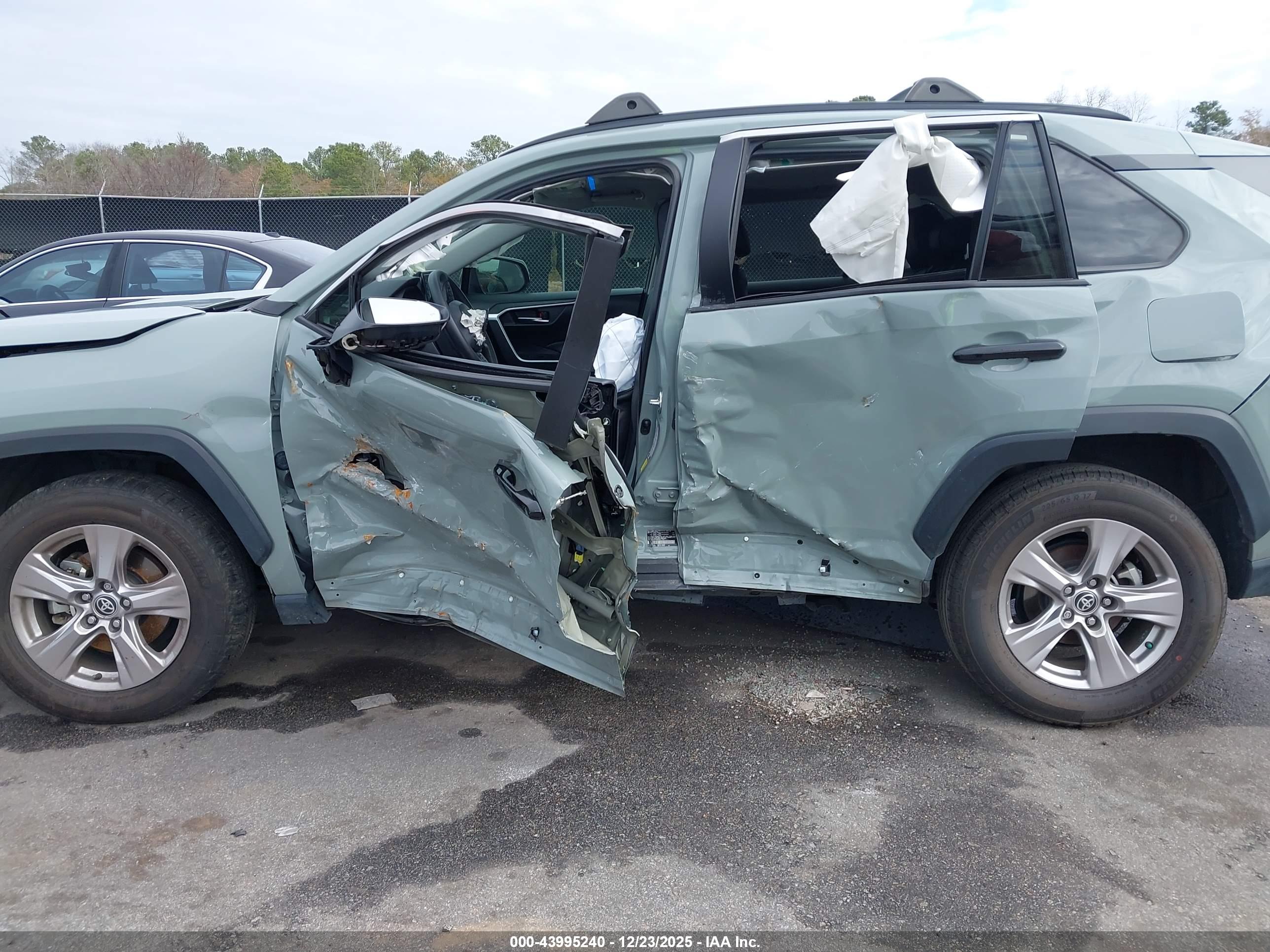 TOYOTA RAV4 image 6