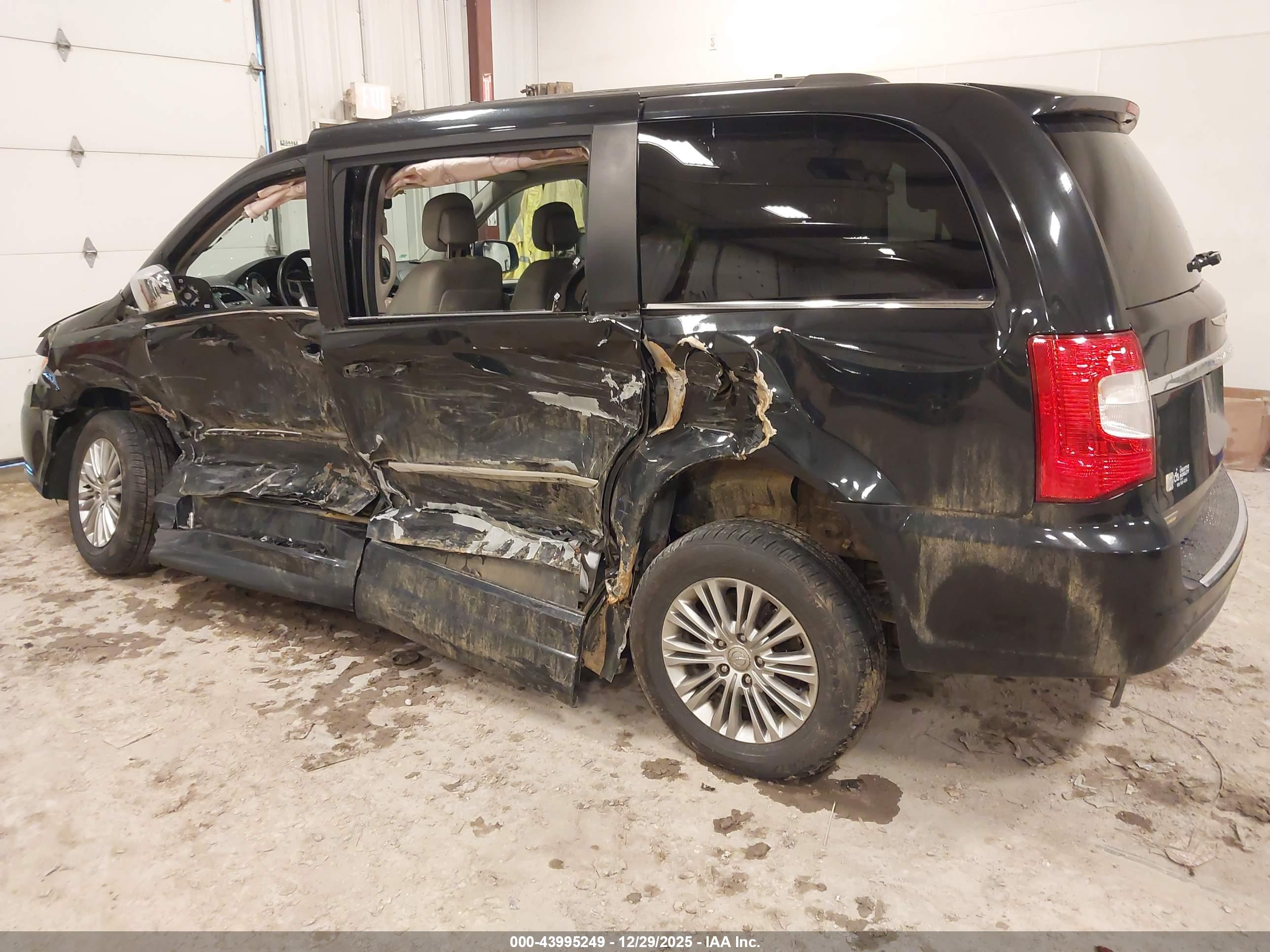CHRYSLER TOWN image 3