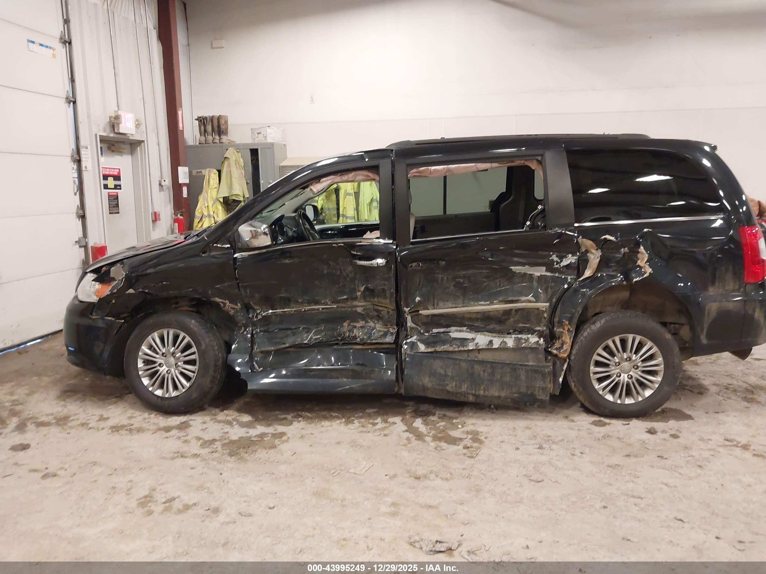 CHRYSLER TOWN image 6