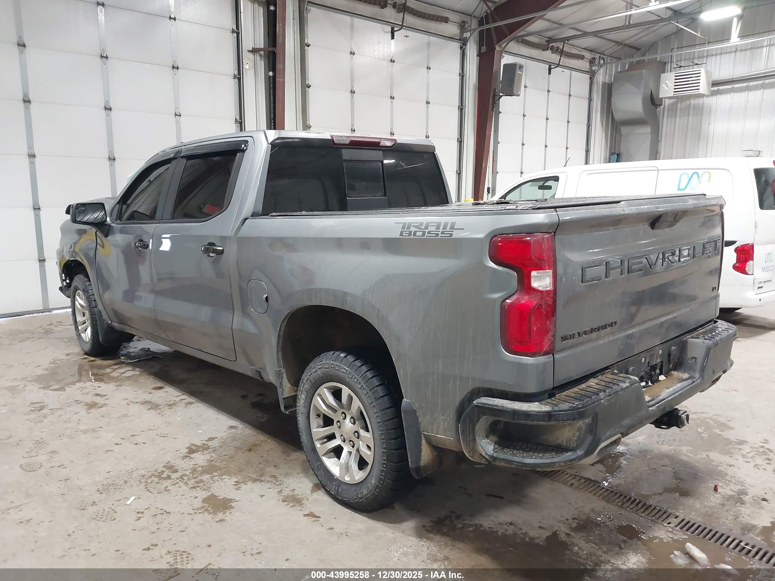 CHEVROLET SILVERADO image 3
