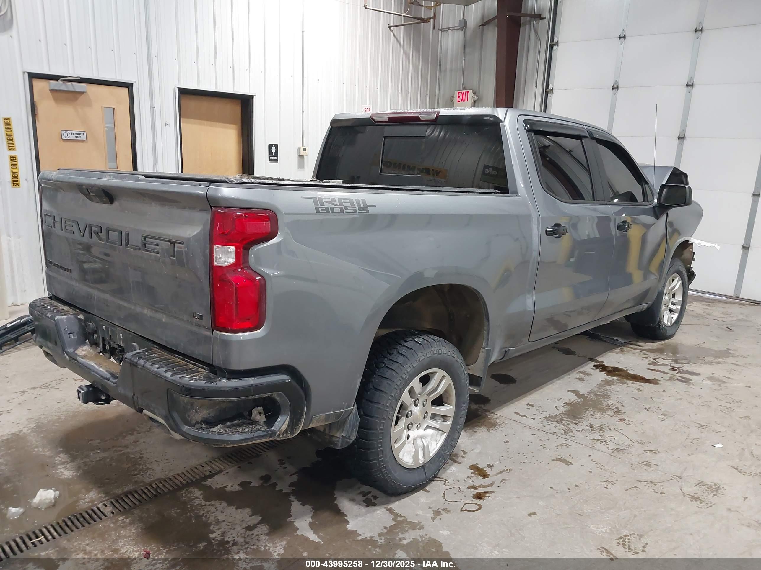 CHEVROLET SILVERADO image 4