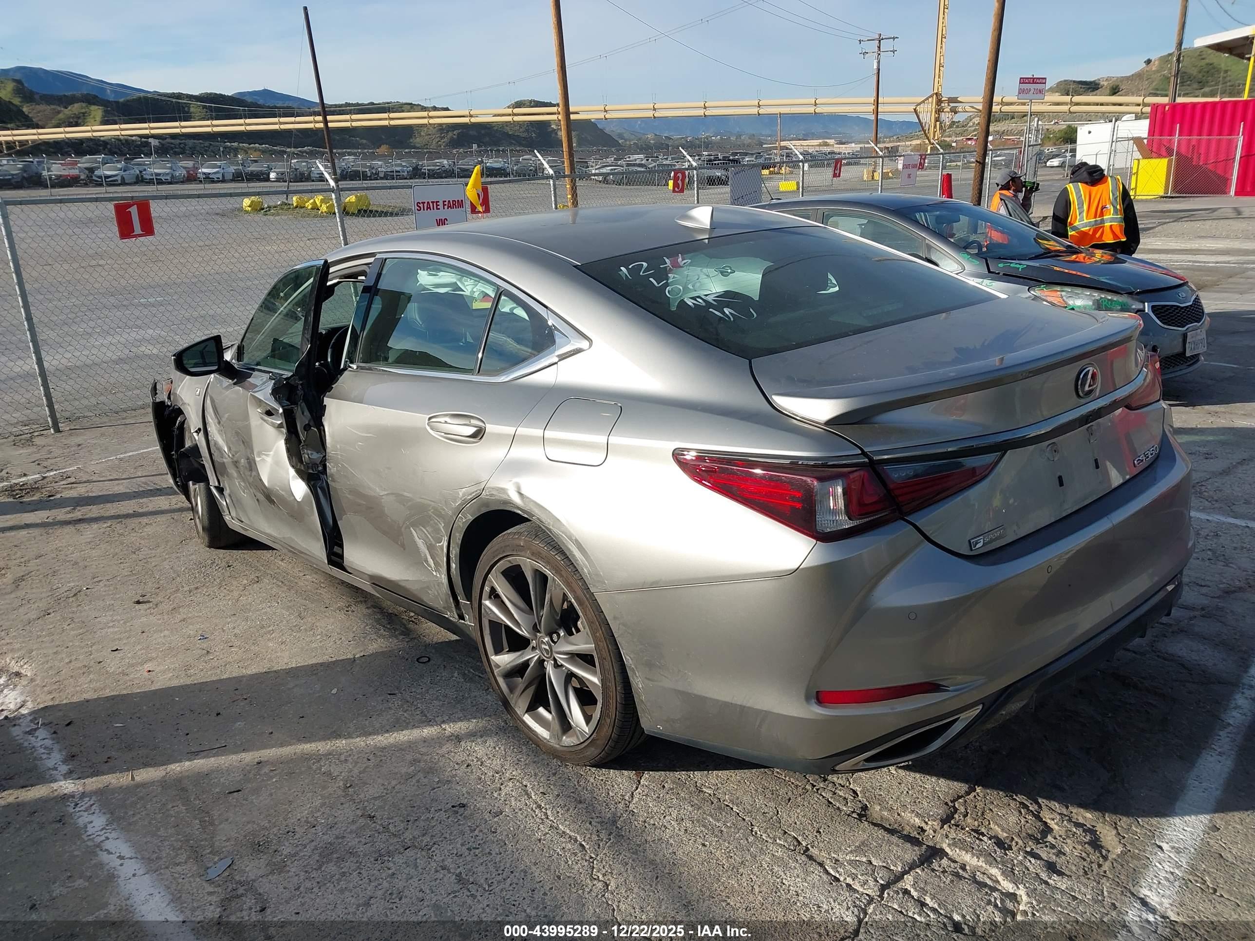 LEXUS ES image 3